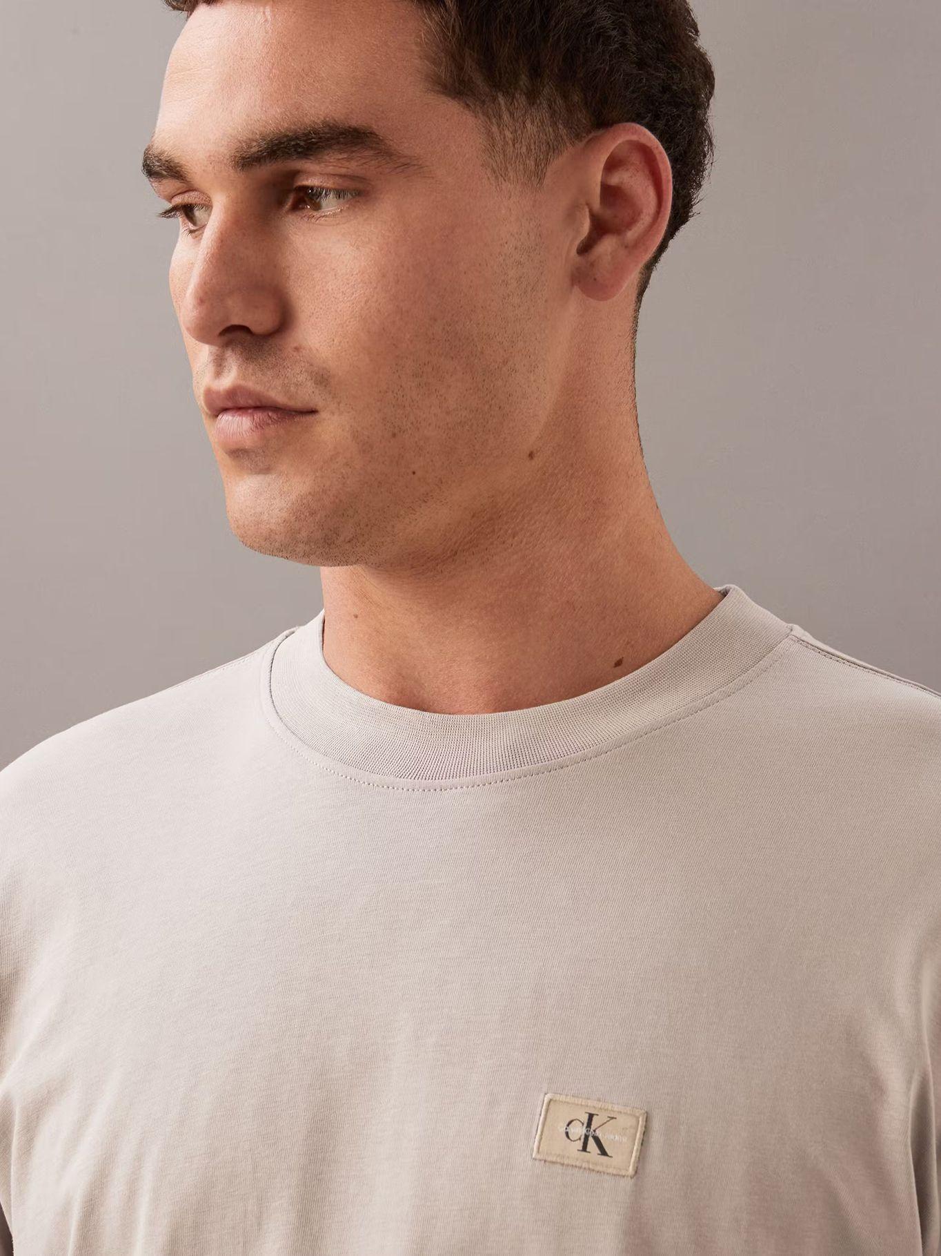 Polera relaxed con etiqueta Beige Calvin Klein-3