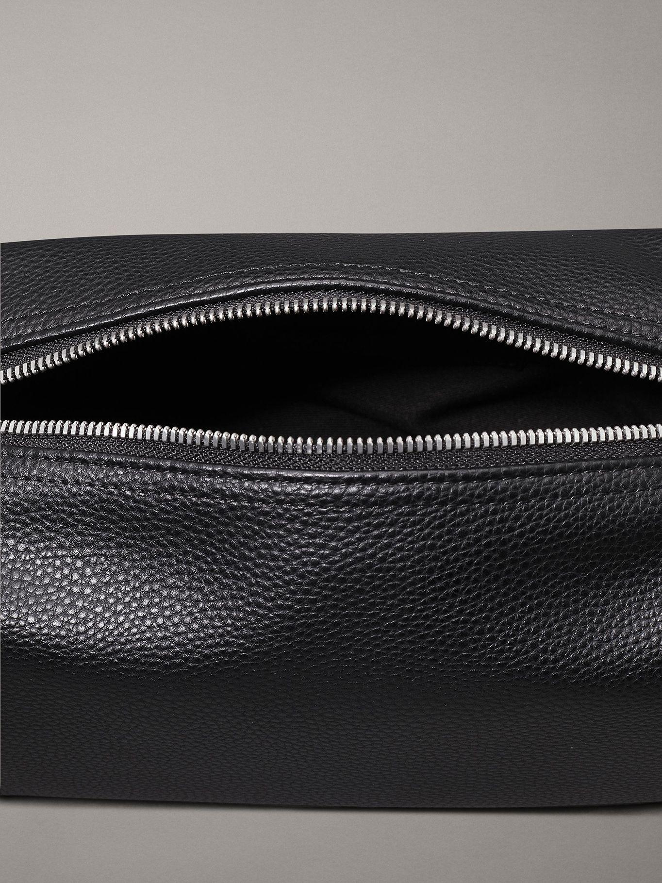 Neceser Logo Emboss Dopp Negro Calvin Klein-2