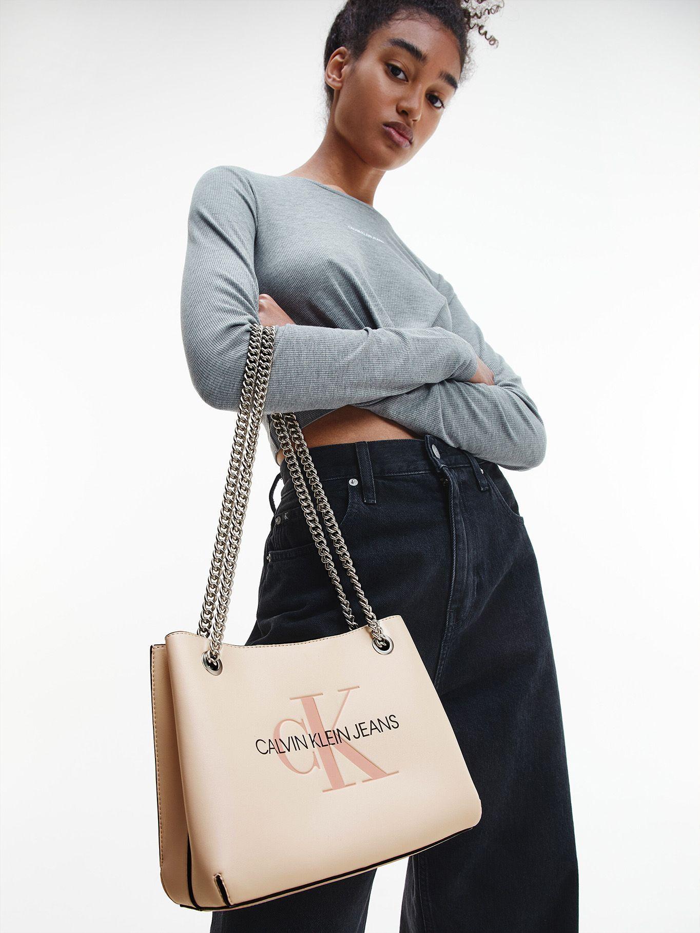 Cartera Shoulder Sculpted Crema Calvin Klein-3