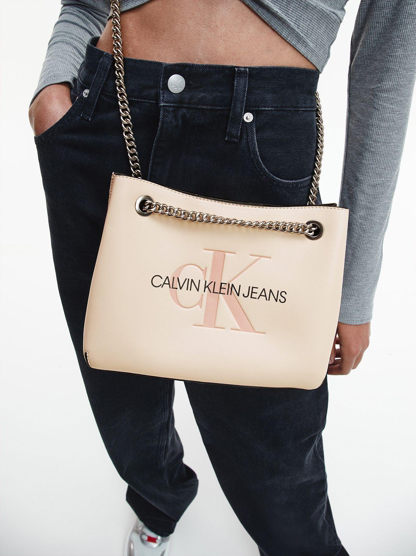 Cartera Shoulder Sculpted Crema Calvin Klein-4