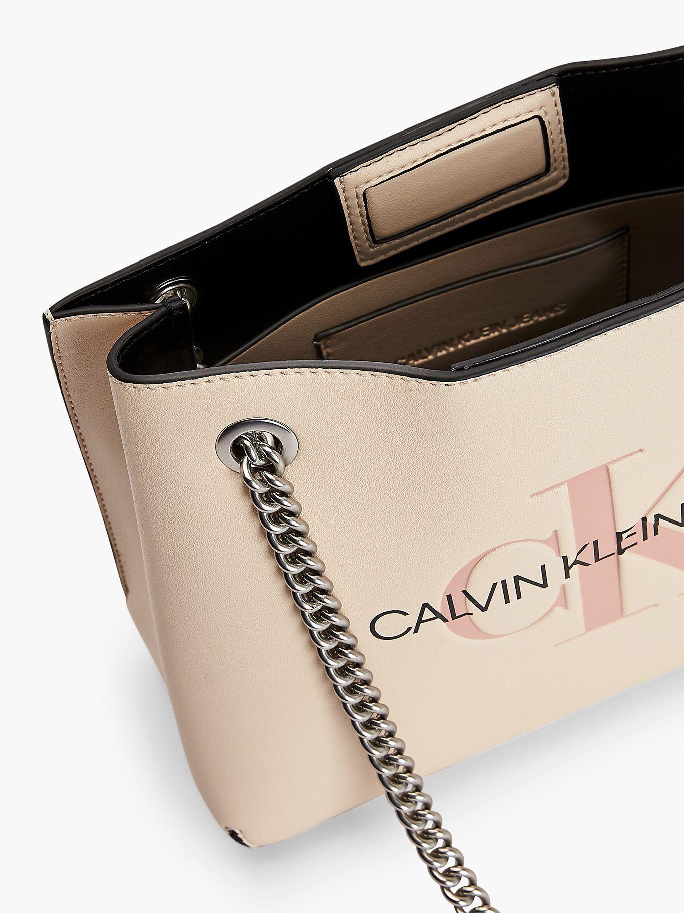 Cartera Shoulder Sculpted Crema Calvin Klein-2