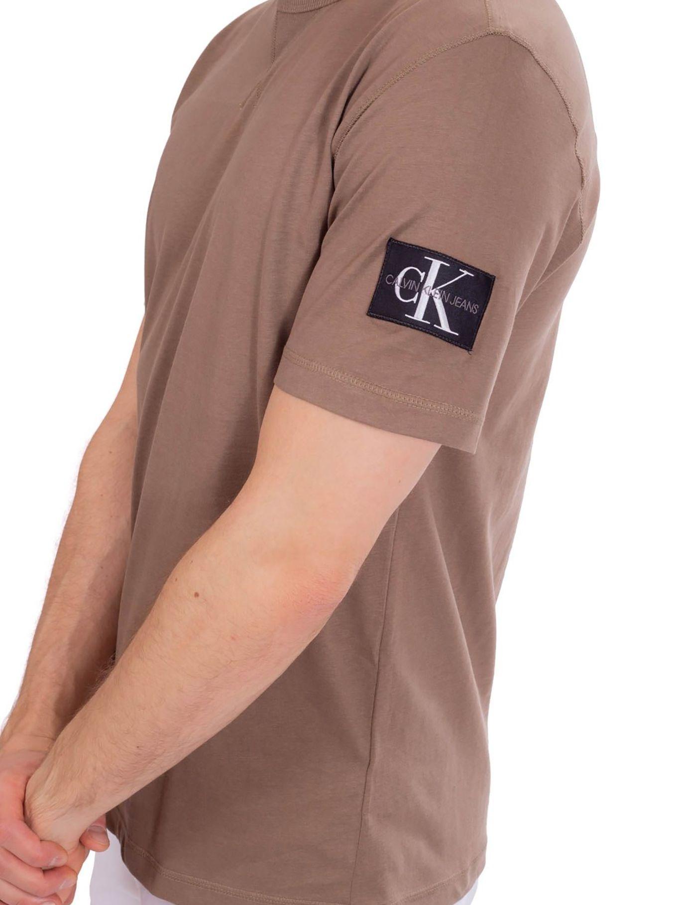 Camiseta de algodón orgánico con insignia Café claro Calvin Klein J30J314051-PE5-3