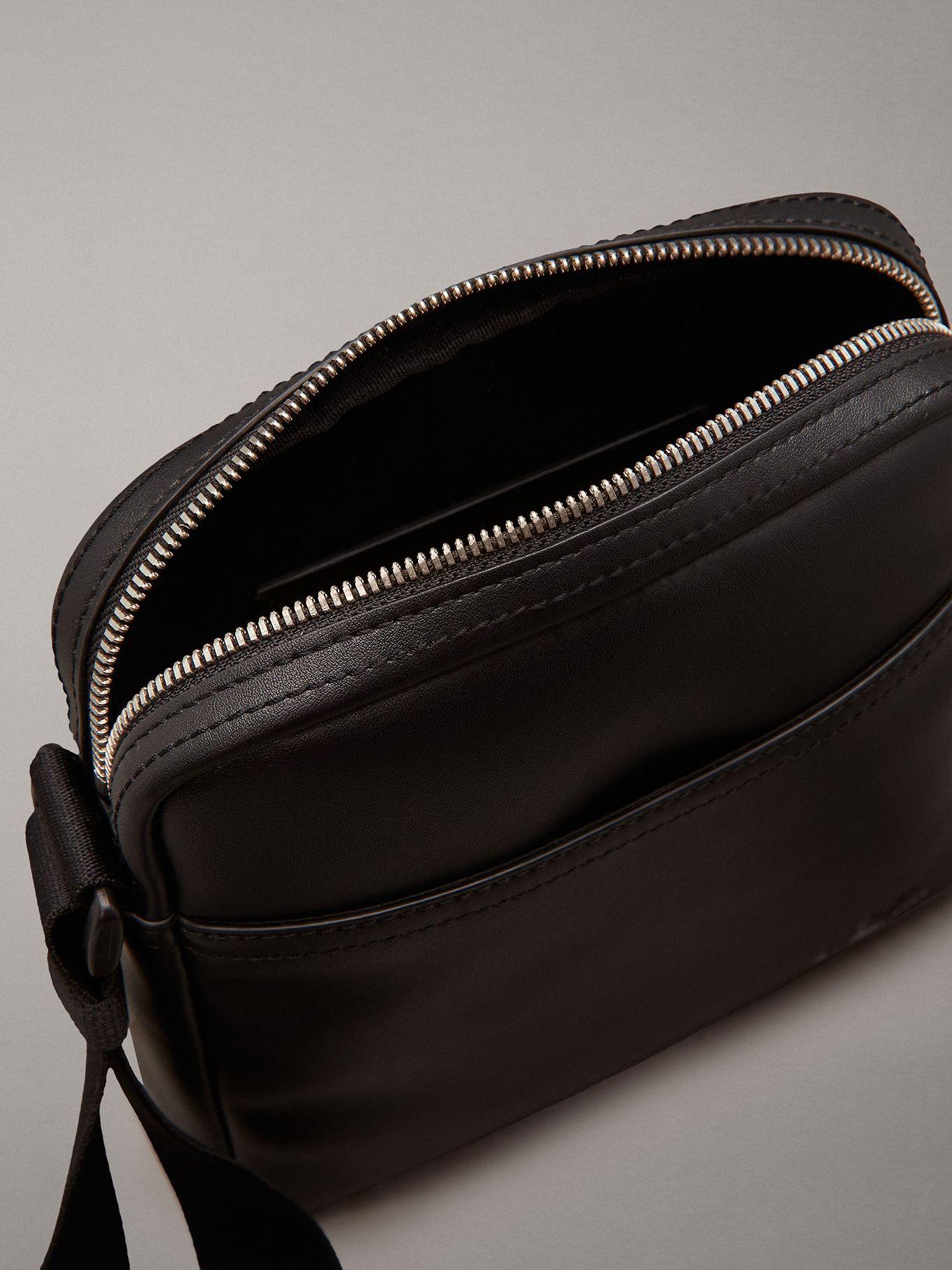 Bolso Reporter Monogram Soft 18 Negro Calvin Klein-2