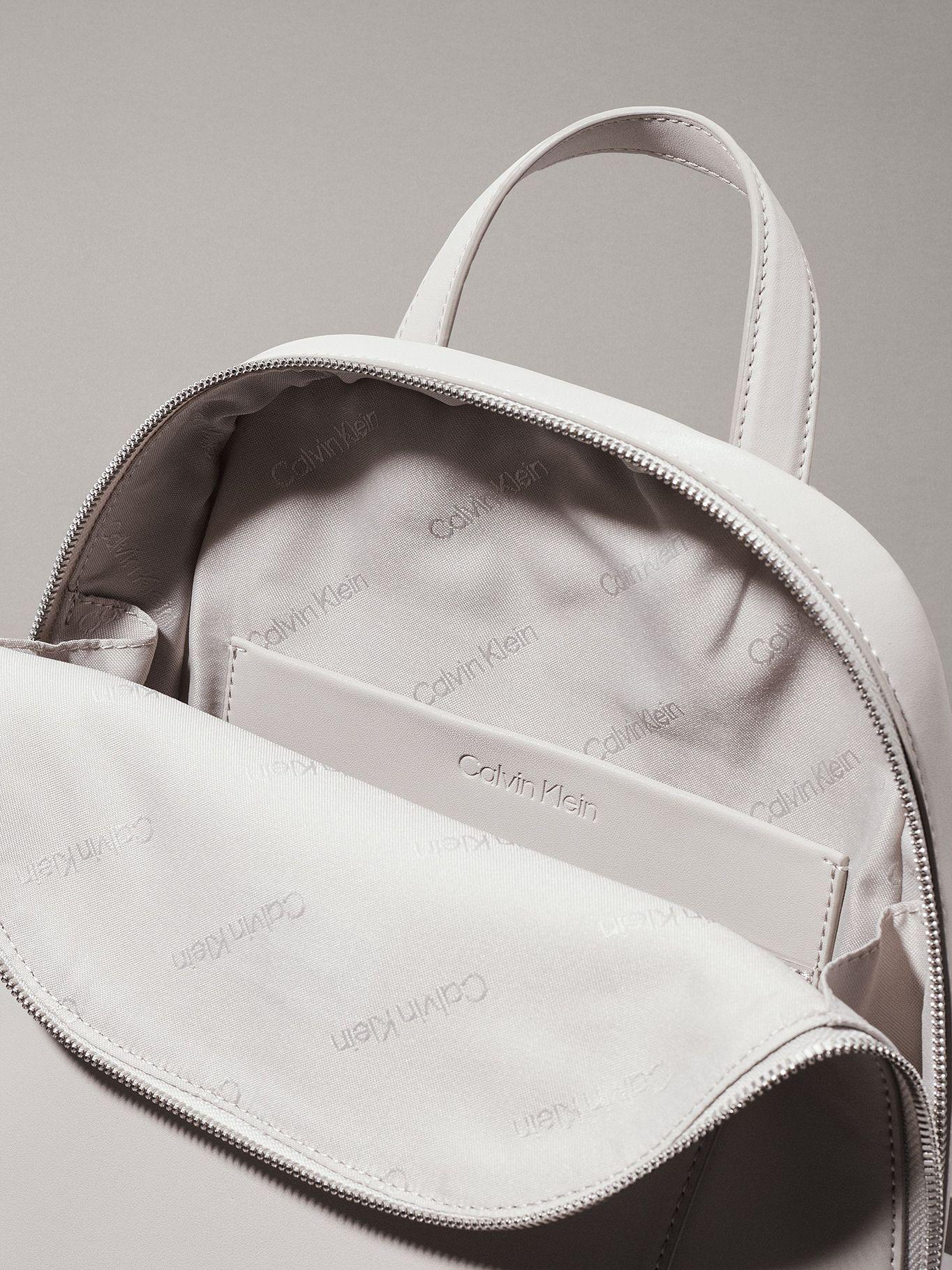 Mochila CK must Dome Blanco Calvin Klein-3