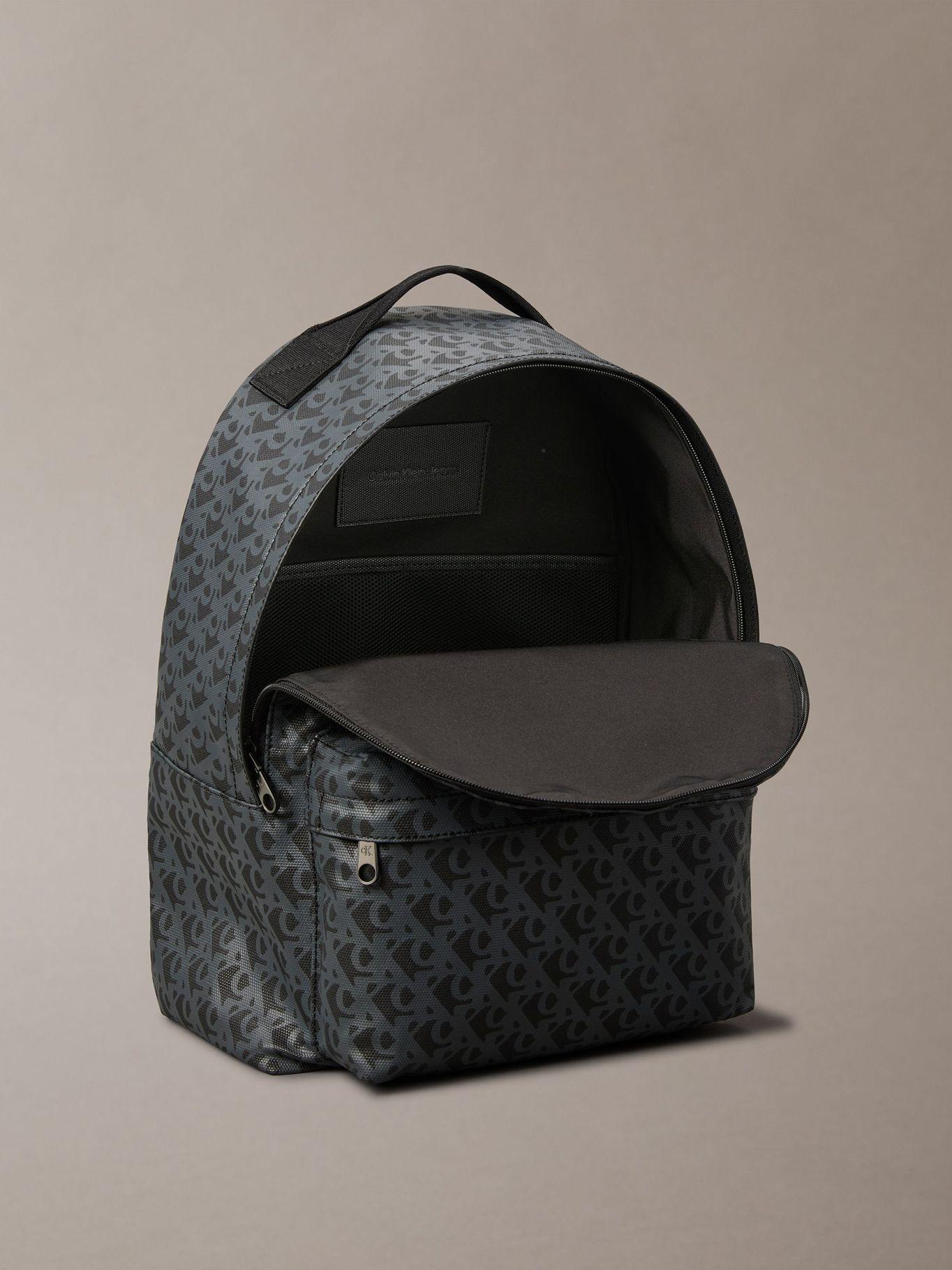 Mochila Matte Estilo Monograma Negro Calvin Klein-2