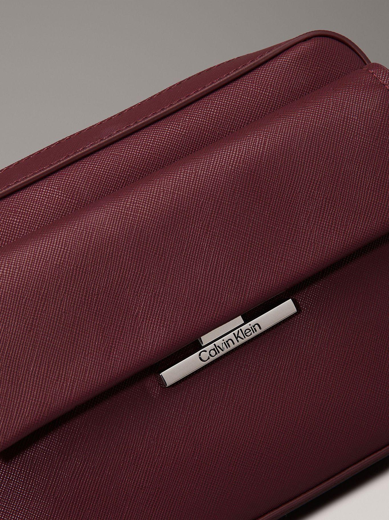 Bandolera CK Linear Saffiano Burdeo Calvin Klein-3