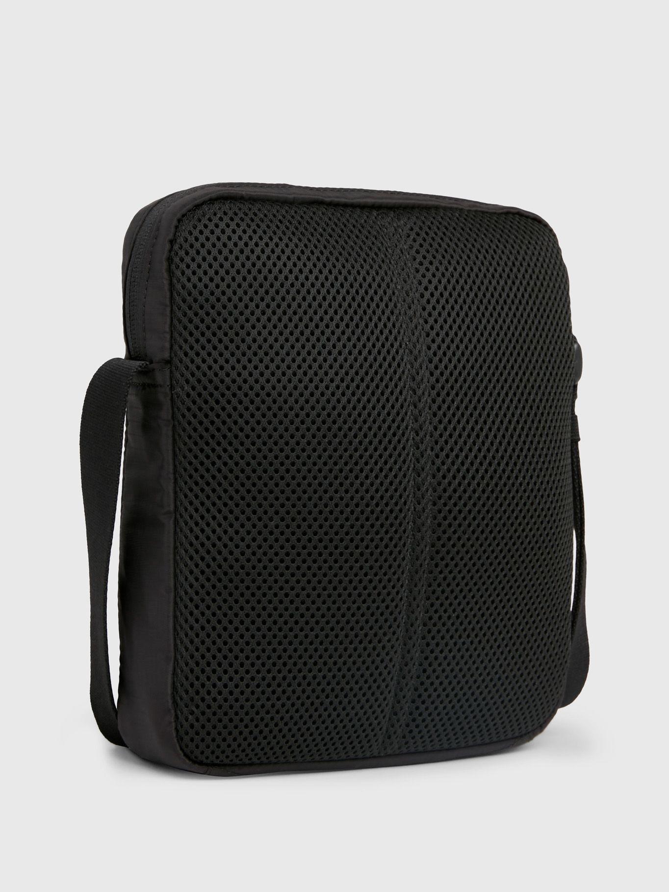 Bolso Reporter Sport Essentials 18 L Negro Calvin Klein-1