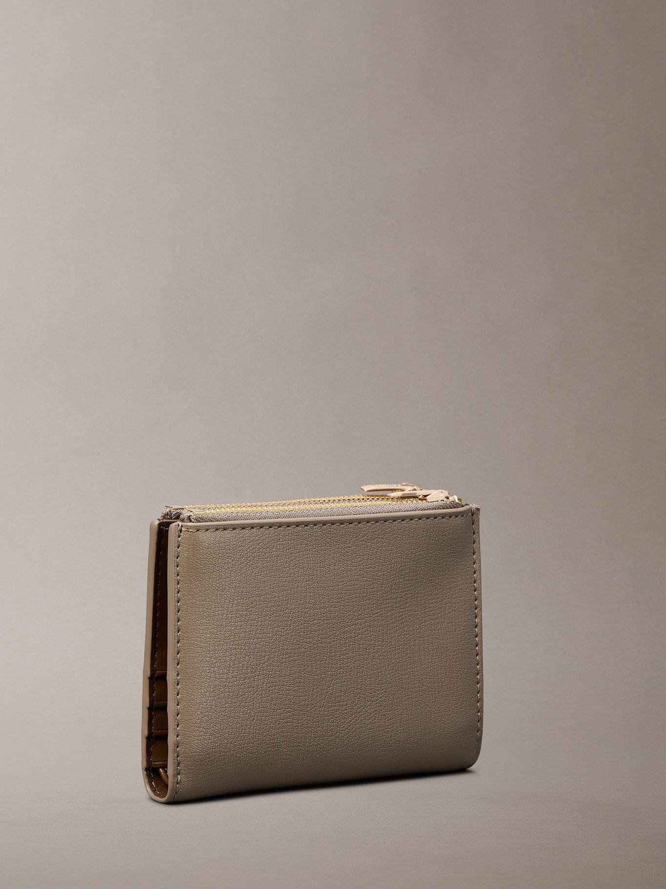 Tarjetero y Logo en Lámina Metálica Beige Calvin Klein-1