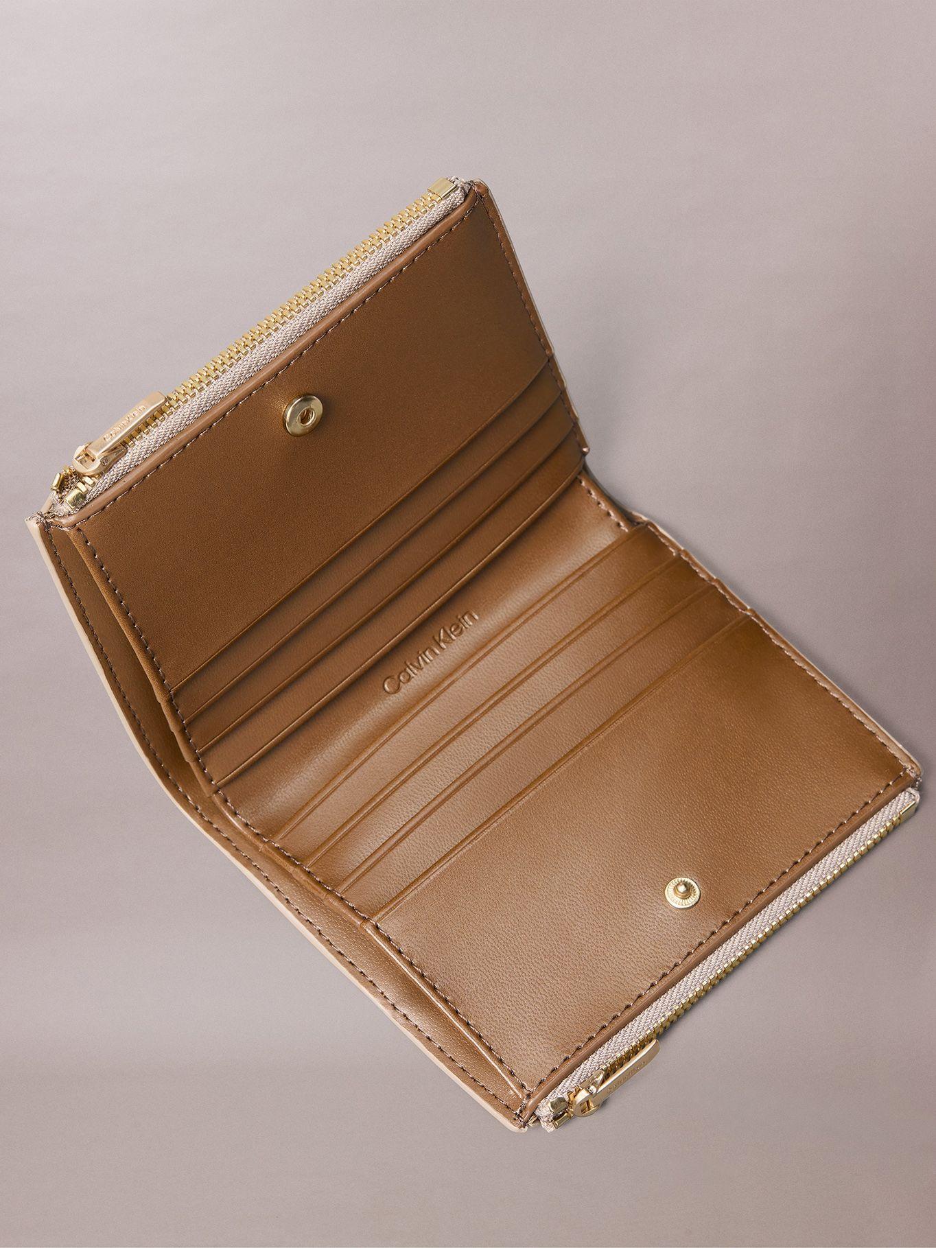 Tarjetero y Logo en Lámina Metálica Beige Calvin Klein-2