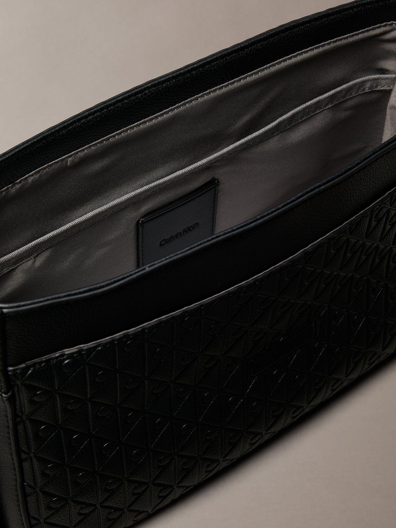 Bolso Mensajero Textura Emblema Negro Calvin Klein-2