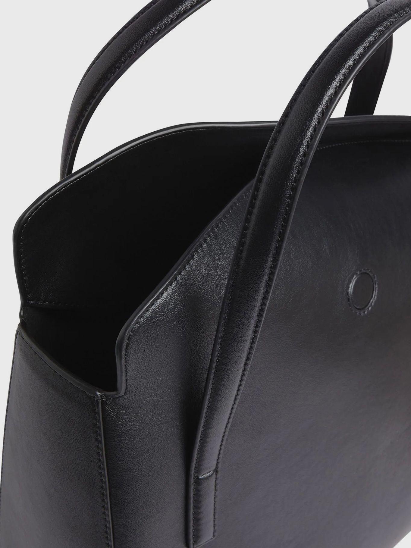Cartera Shopper Soft Sculpt Negro Calvin Klein-2