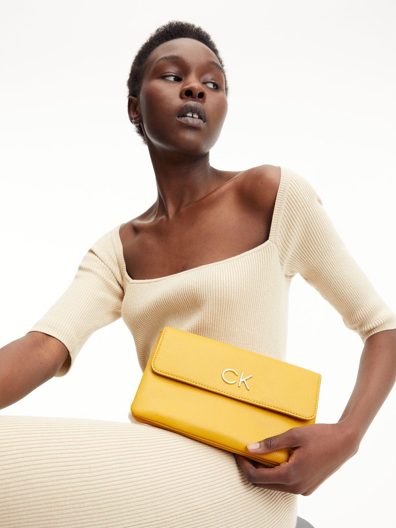 Bolso bandolera plano Dorado Calvin Klein-3