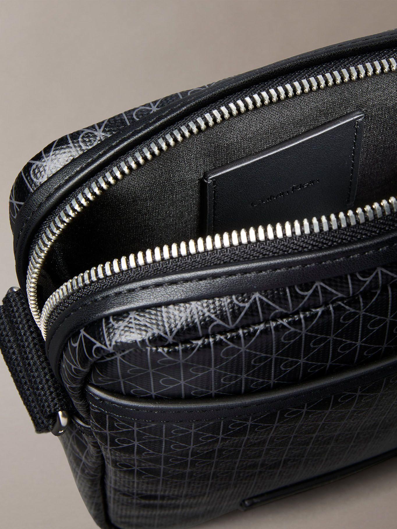 Bolso Reporter Slim Emblema Negro Calvin Klein-2