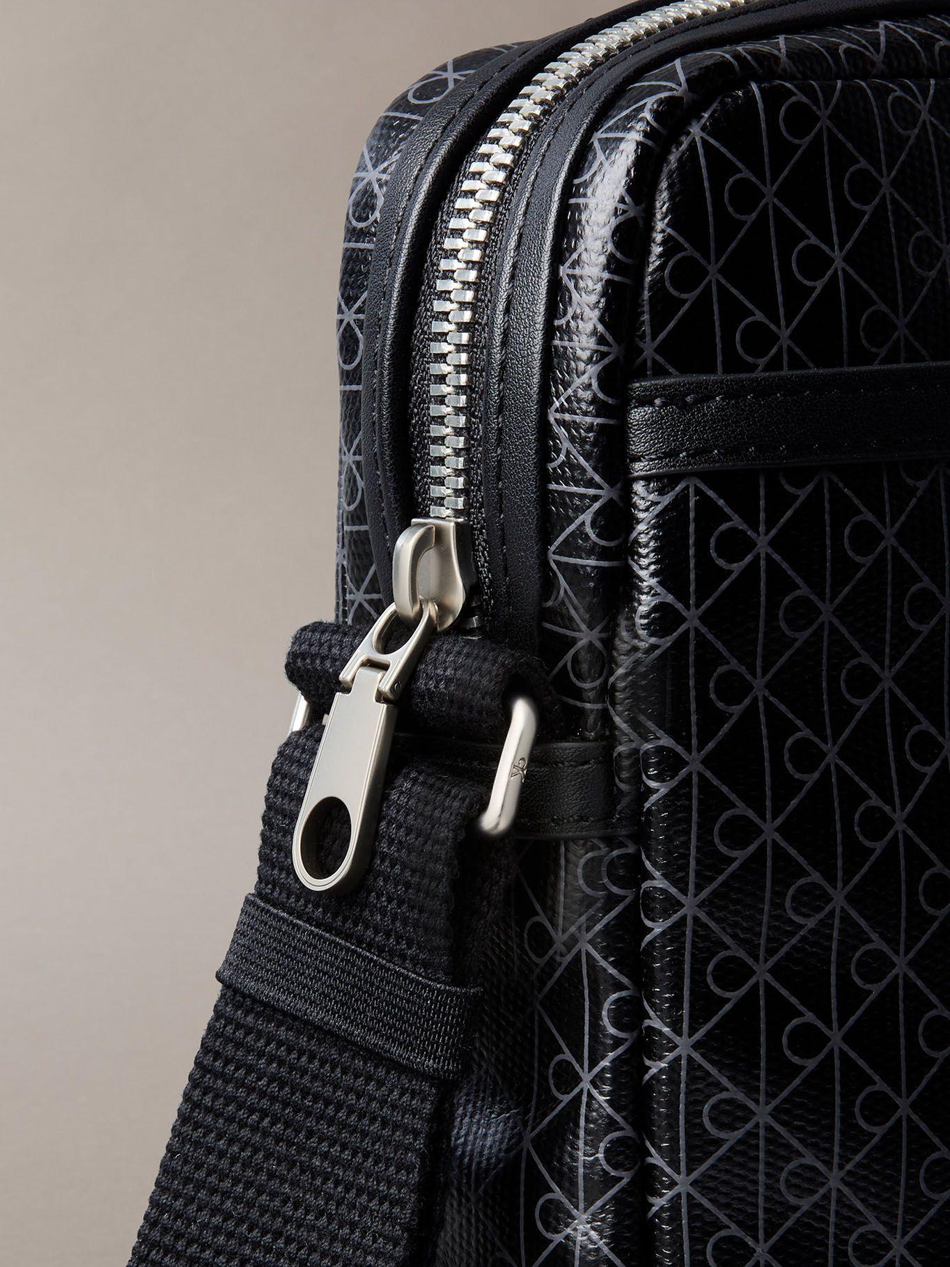 Bolso Reporter Slim Emblema Negro Calvin Klein-3