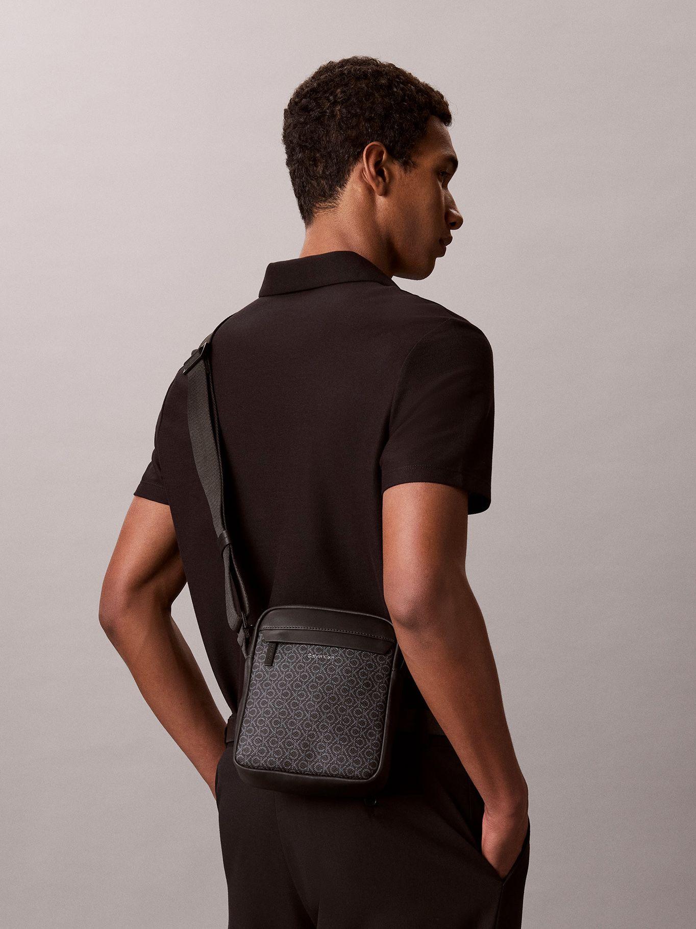 Bolso Reporter Slim Emblema Negro Calvin Klein-4