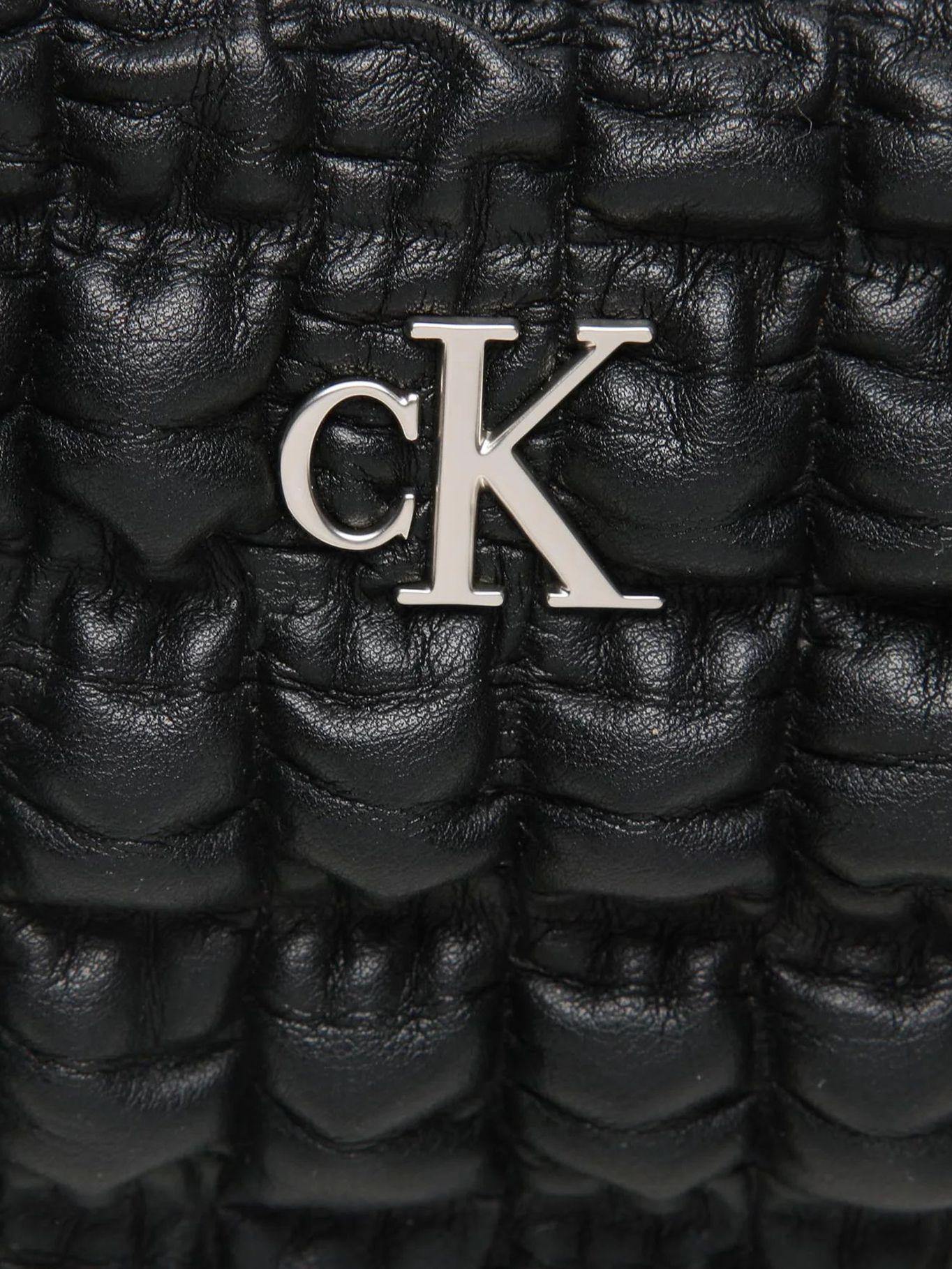 Cartera Crescent Buckle Negro Calvin Klein-3