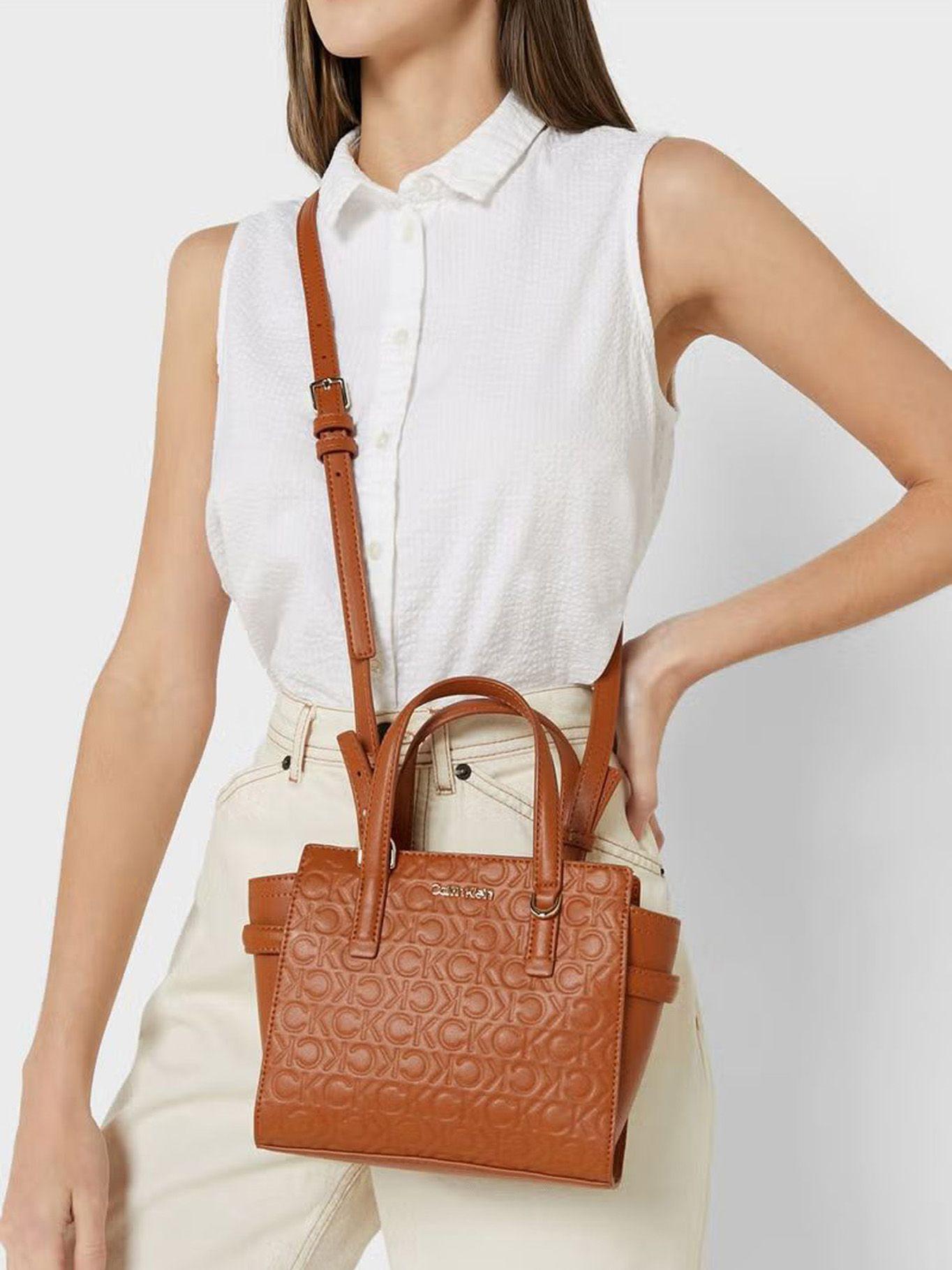 Cartera Mini Tote Embossed Café Calvin Klein-3