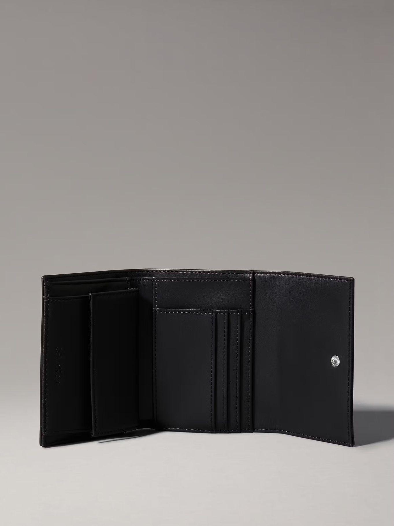 Billetera CK Must Trifold Negro Calvin Klein-2