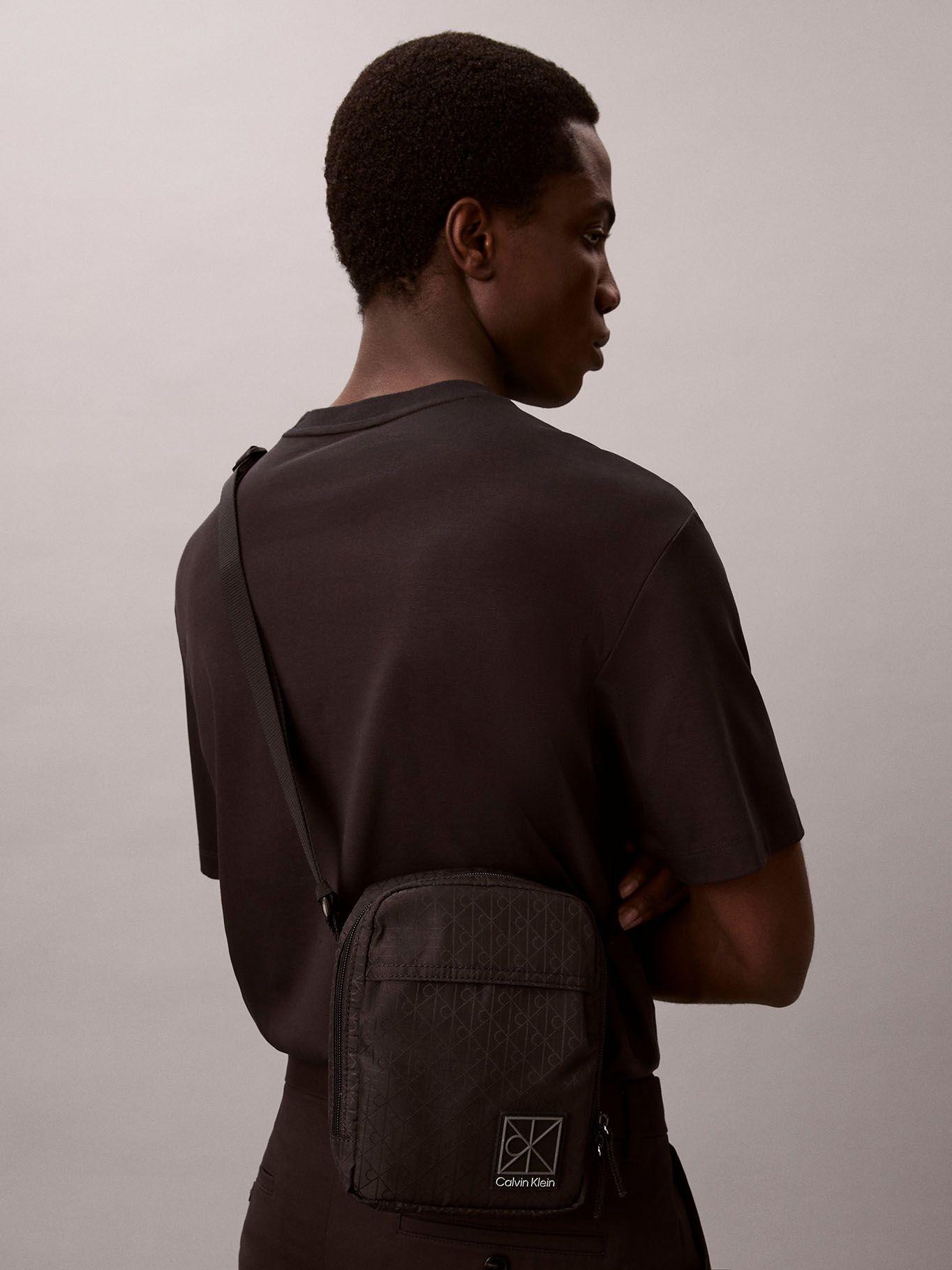 Bolso Reporter con Estampado Emblema Negro Calvin Klein-4