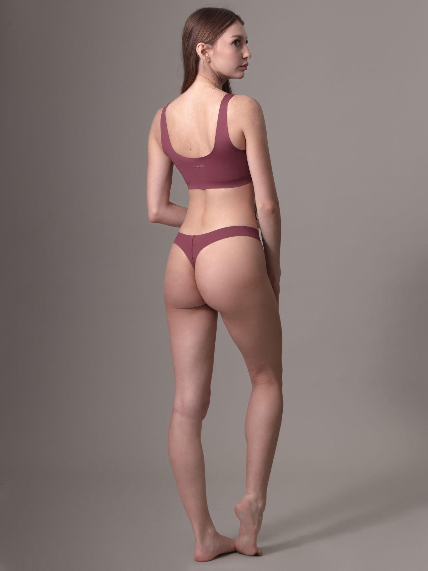Colaless Invisible Burdeo 647 Calvin Klein-2