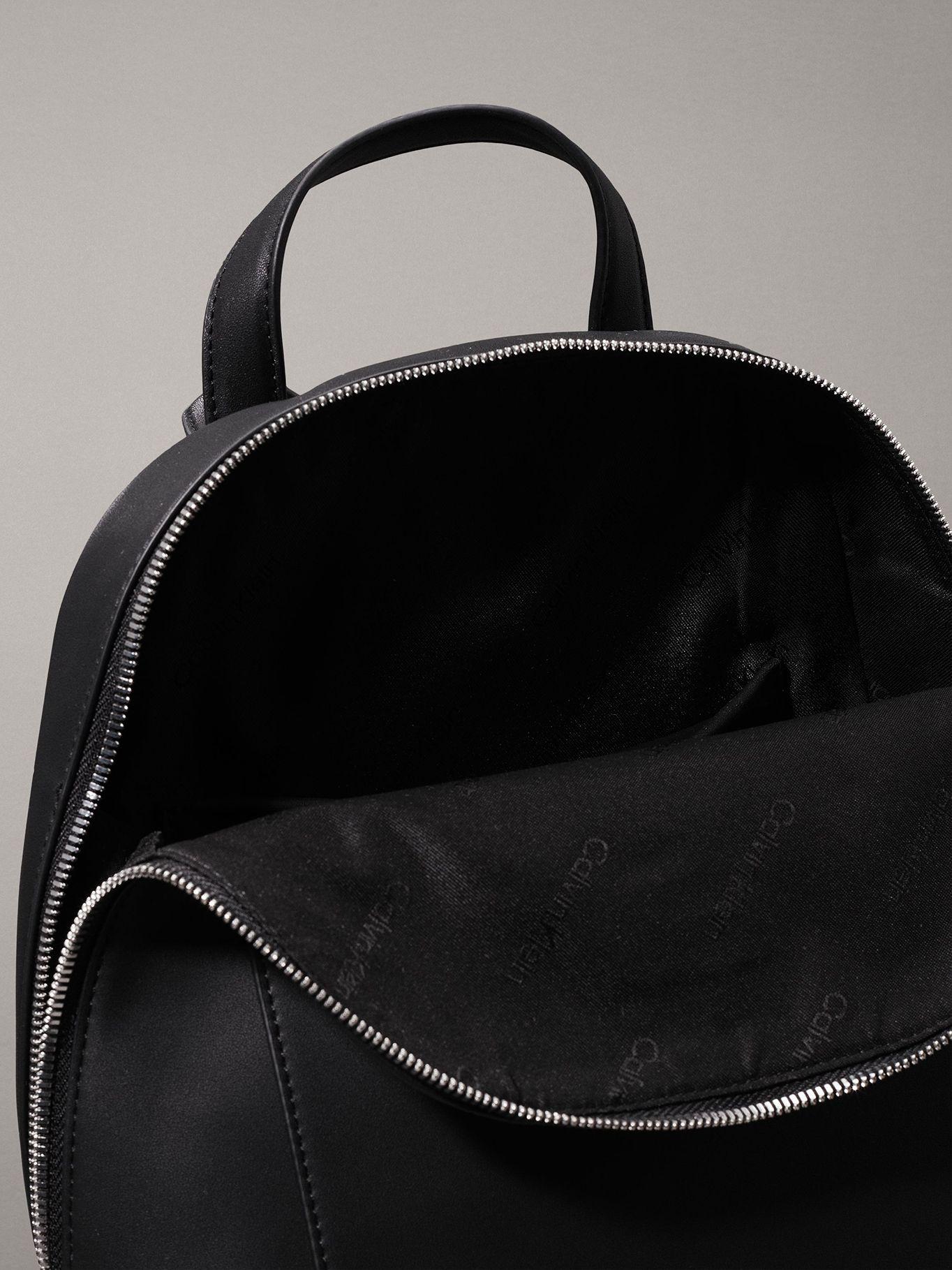 Mochila CK must Dome Negro Calvin Klein-3