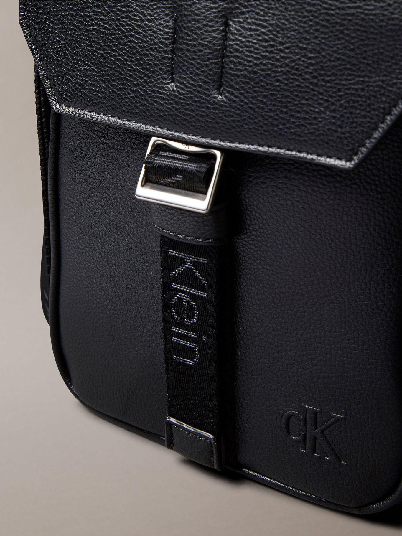 Bolso Cargo Reporter de Solapa Negro Calvin Klein-3