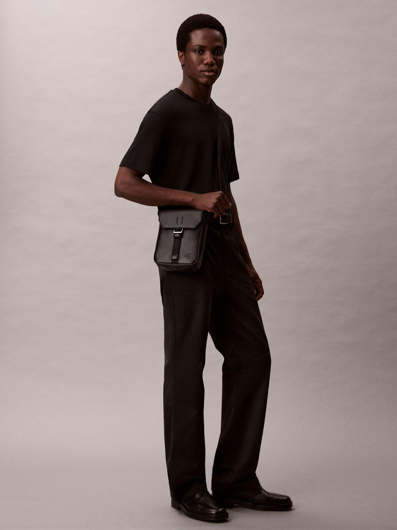 Bolso Cargo Reporter de Solapa Negro Calvin Klein-4