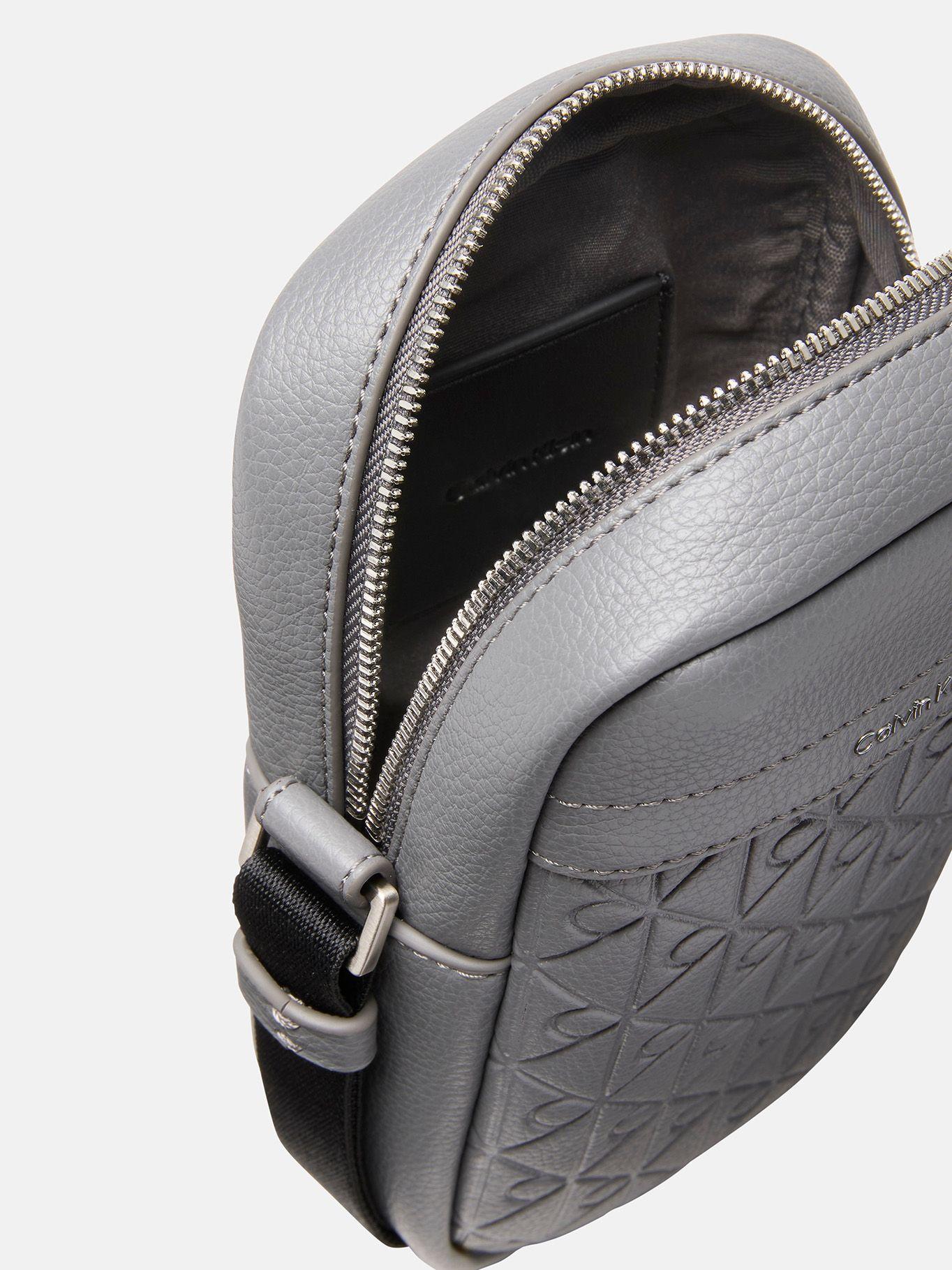 Bolso Reporter Slim con Monograma Gris Calvin Klein-2