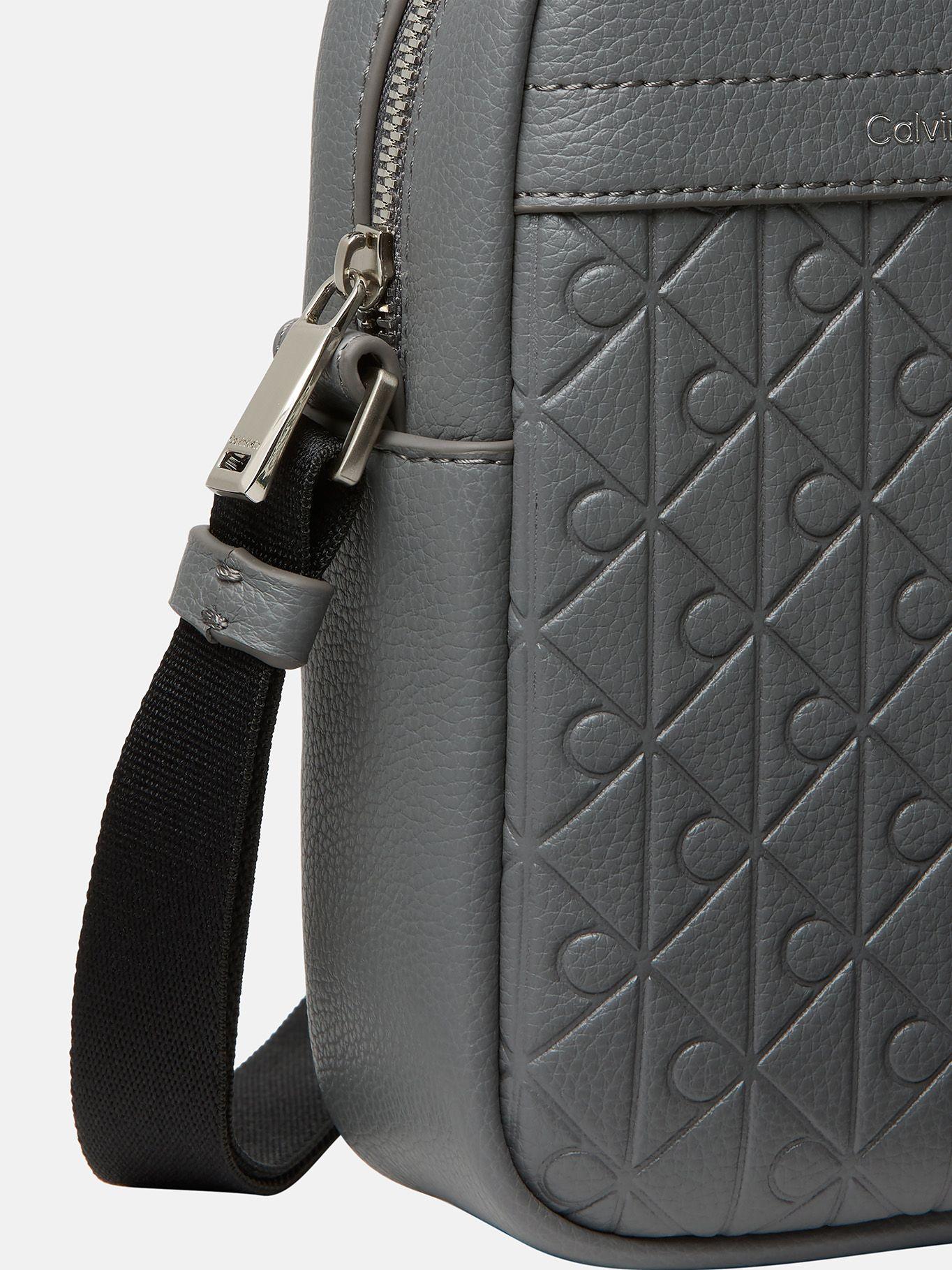 Bolso Reporter Slim con Monograma Gris Calvin Klein-3