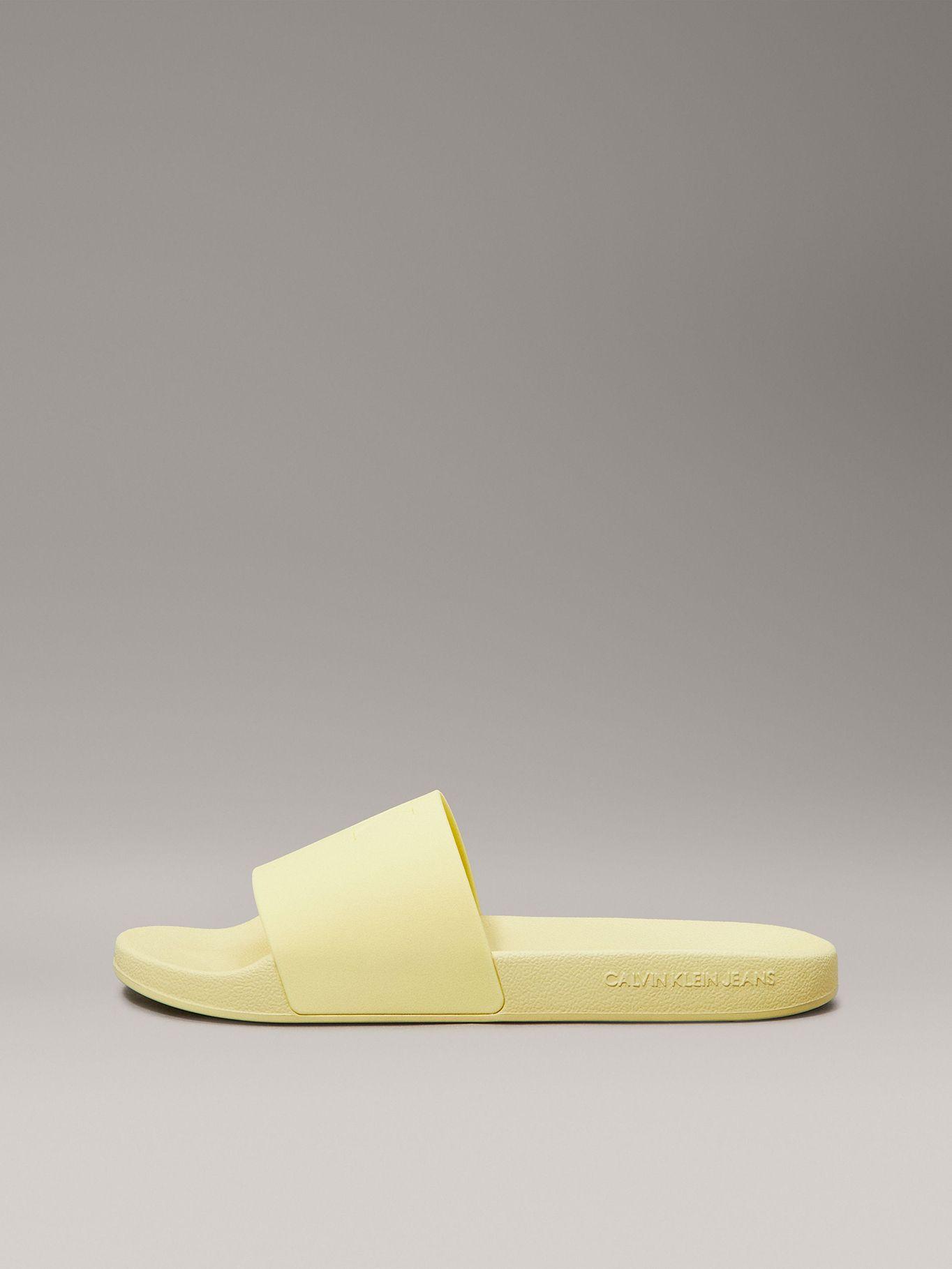 Sandalias Slide Monogram Amarillo Calvin Klein-5