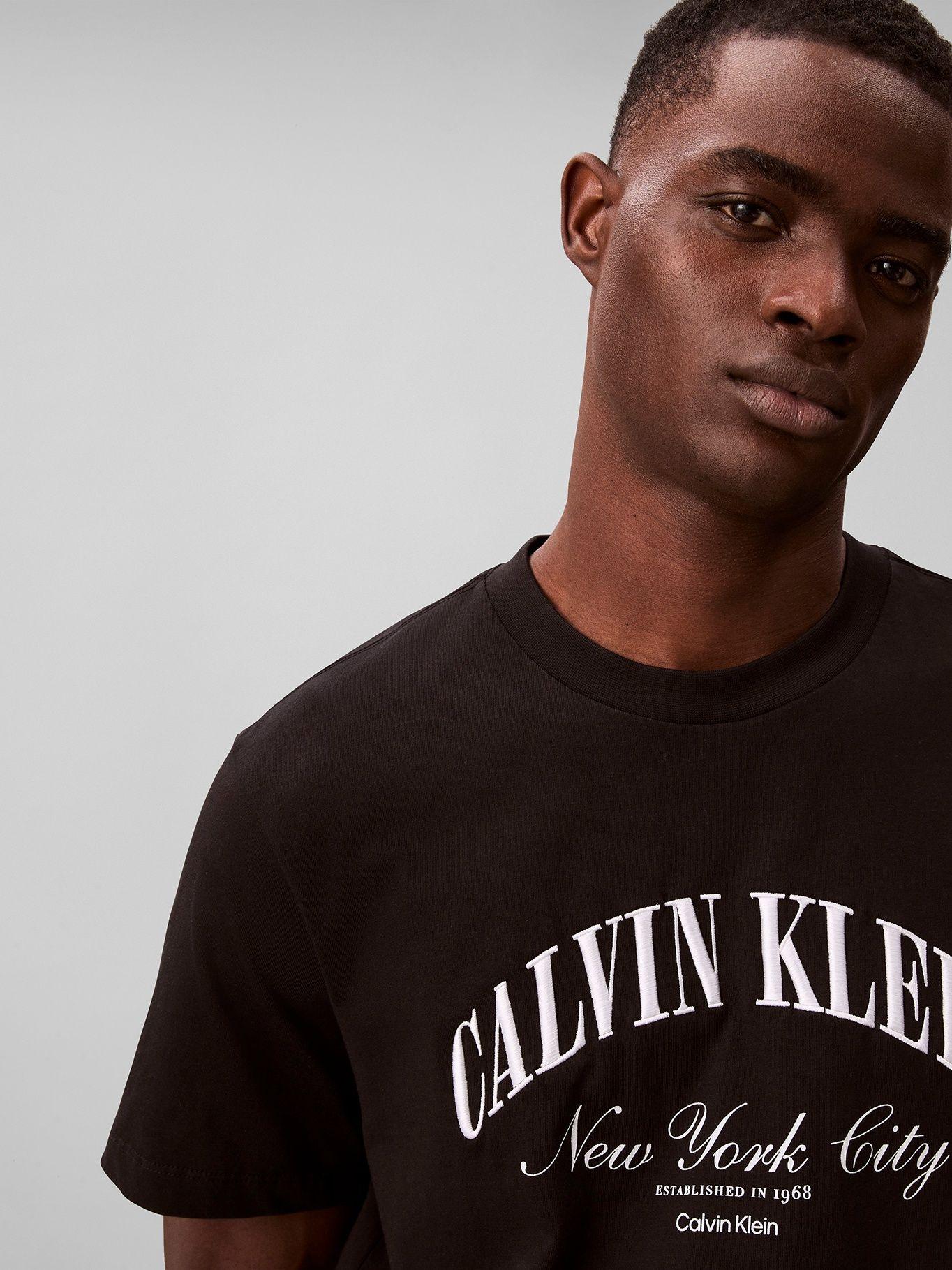 Polera con Logo Gráfico Negro Calvin Klein-4