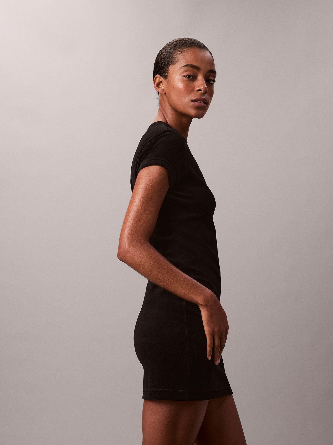 Vestido Mini de Terciopelo Negro Calvin Klein-3