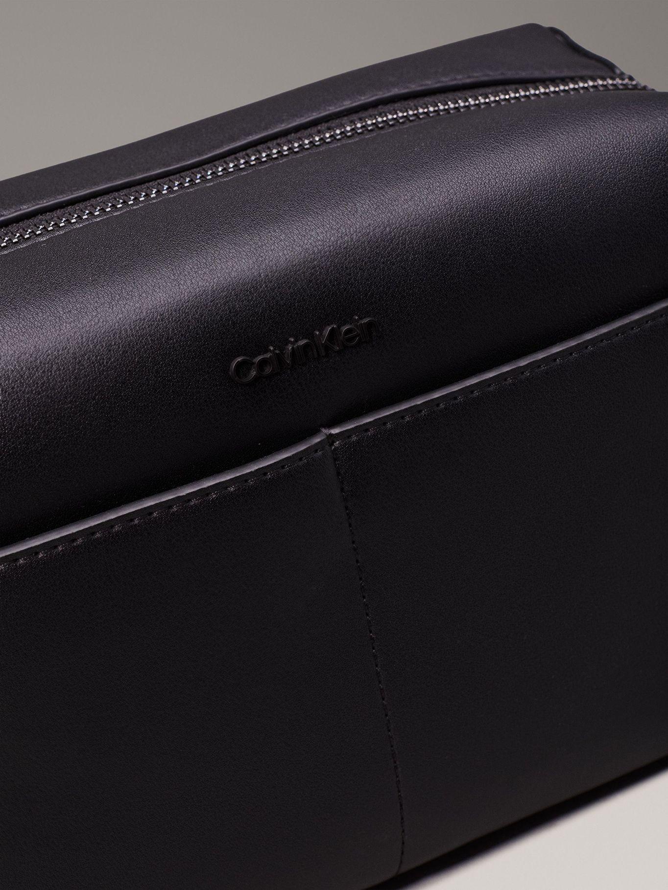 Neceser Essential Negro Calvin Klein-3