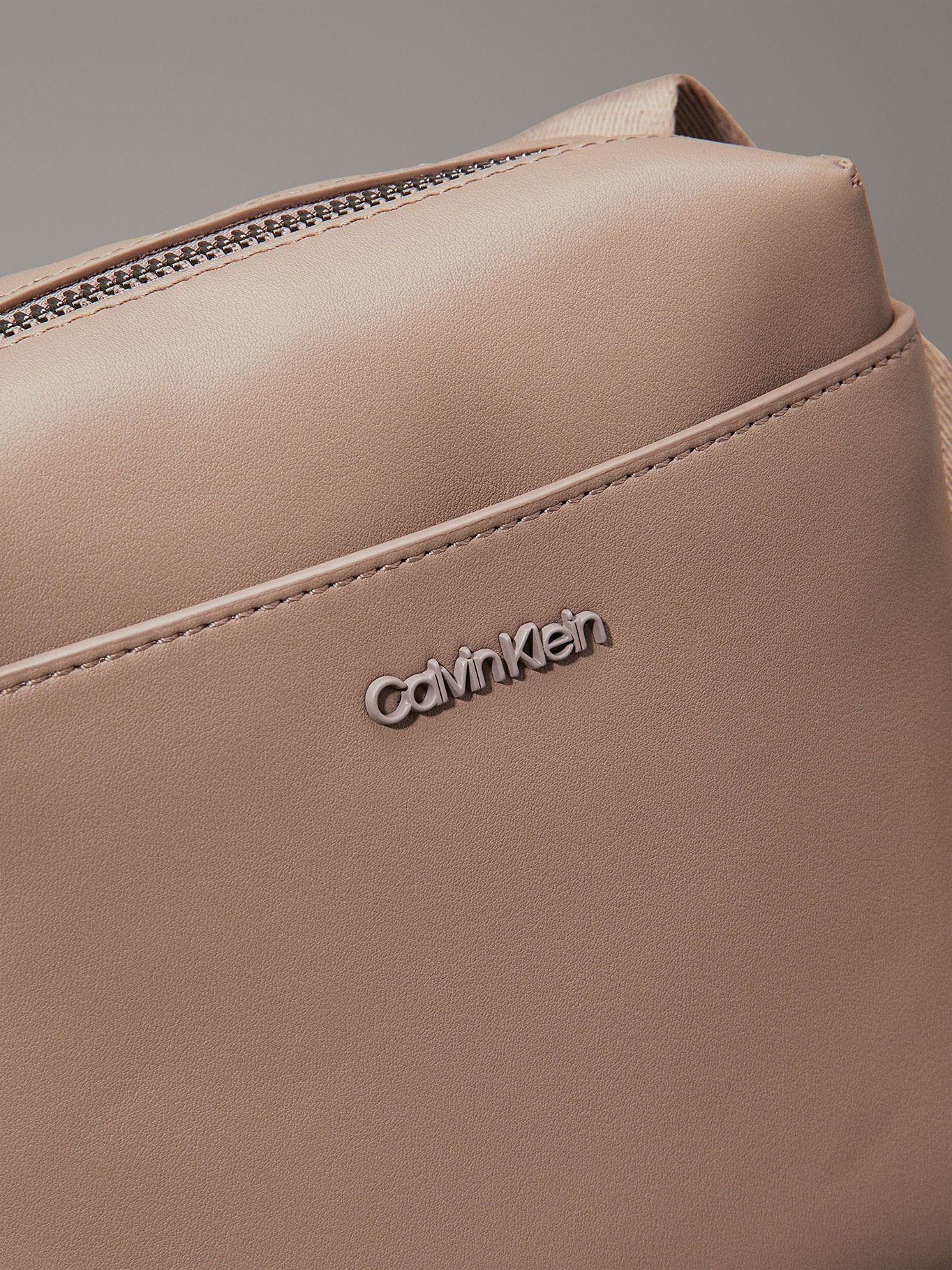 Bolso Reporter Essential Cube Beige Calvin Klein-3