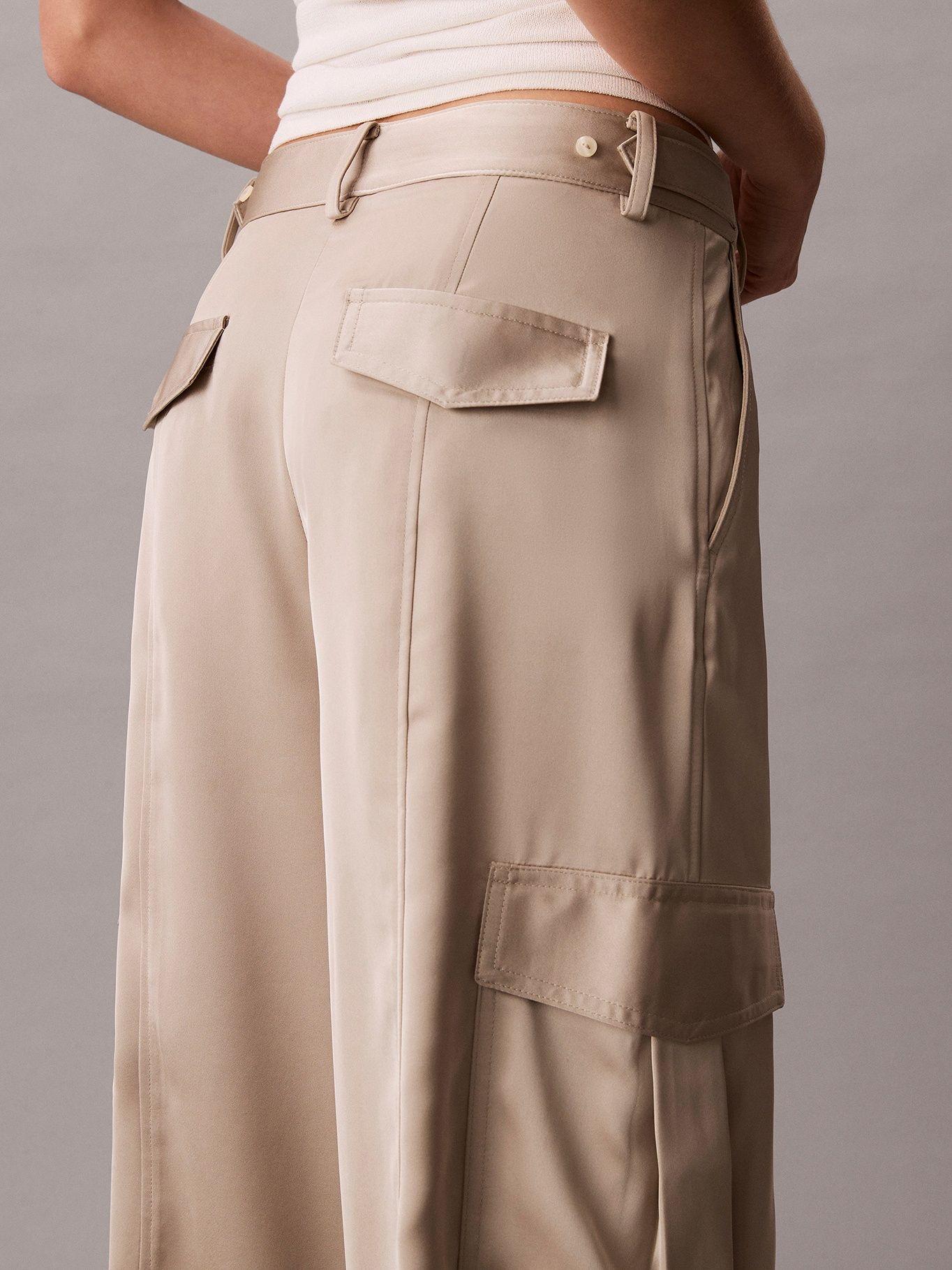 Pantalón Cargo de Satén Beige Calvin Klein-5