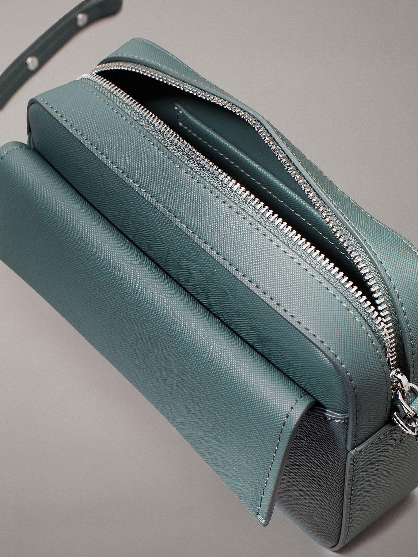 Bandolera CK Linear Saffiano Verde Calvin Klein-2