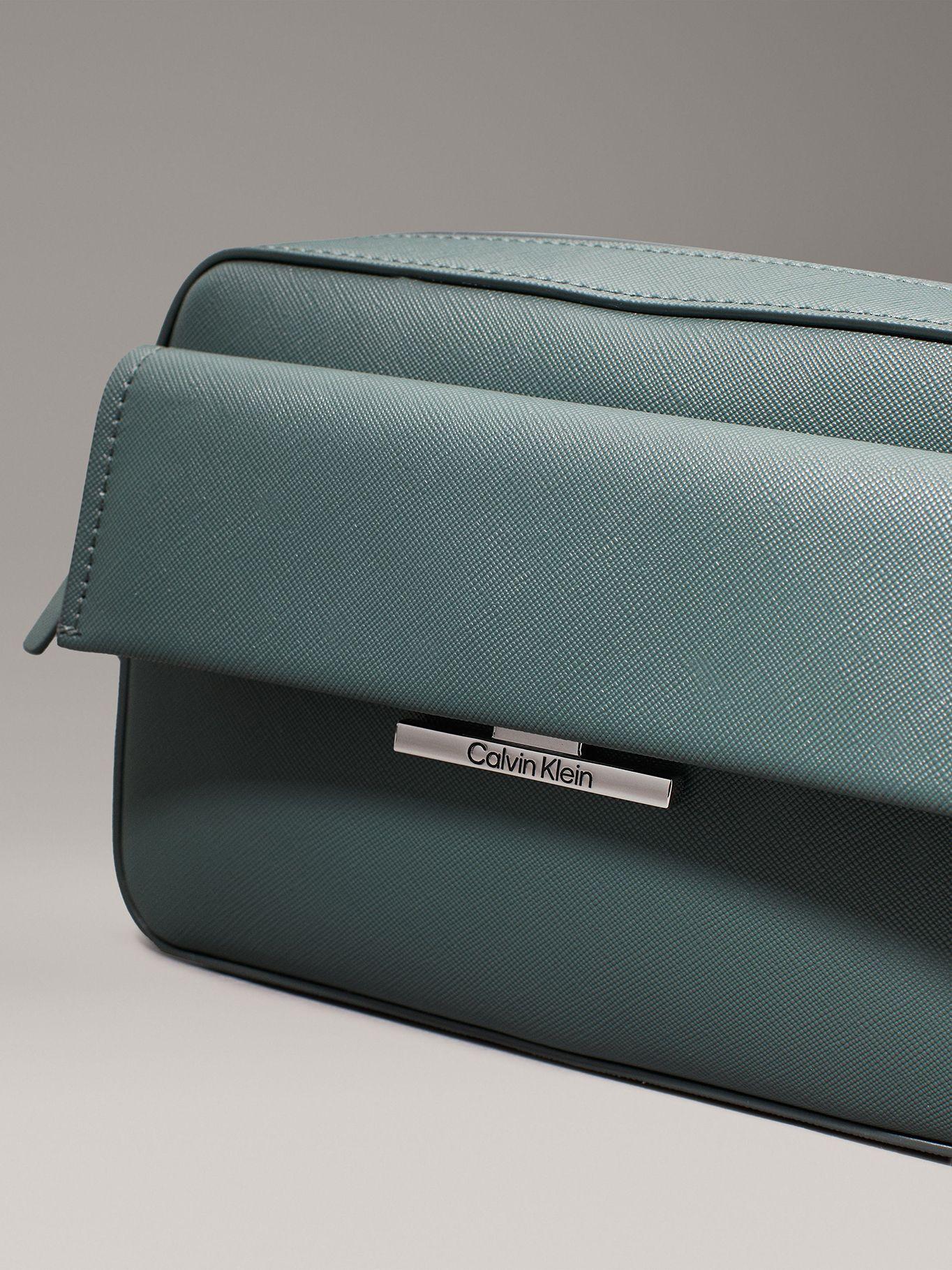 Bandolera CK Linear Saffiano Verde Calvin Klein-3