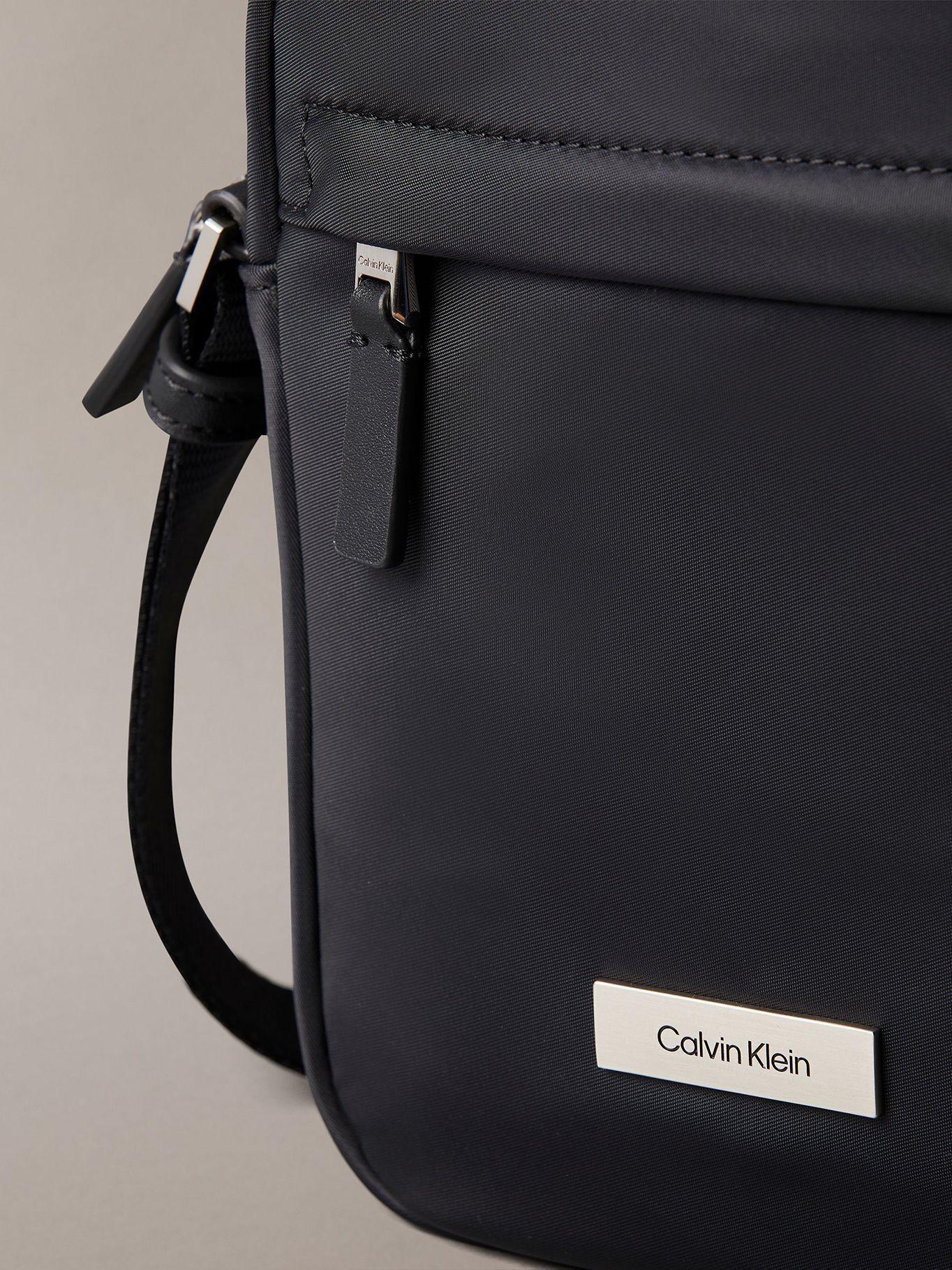 Bolso Reporter de Nailon Mate Negro Calvin Klein-3