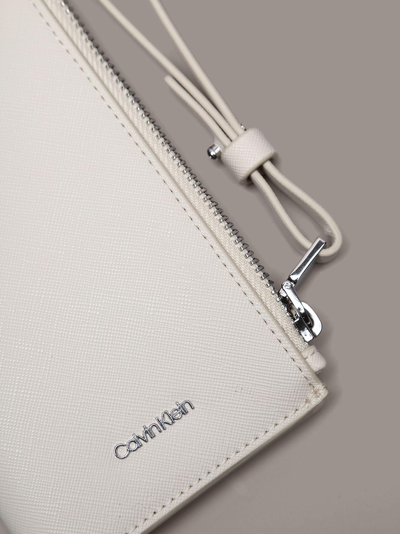 Billetera para Pasaporte Beige Calvin Klein-2