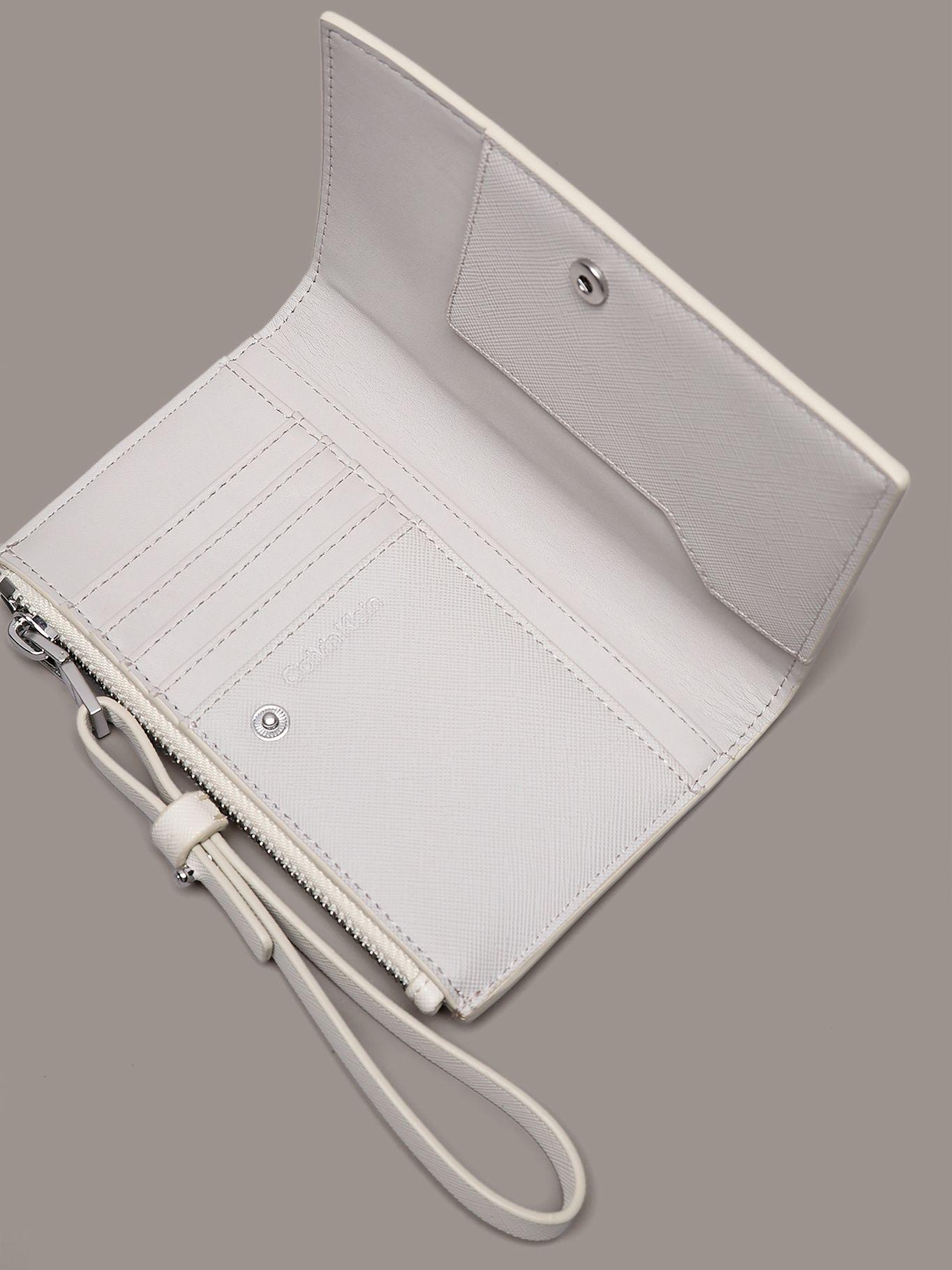 Billetera para Pasaporte Beige Calvin Klein-3