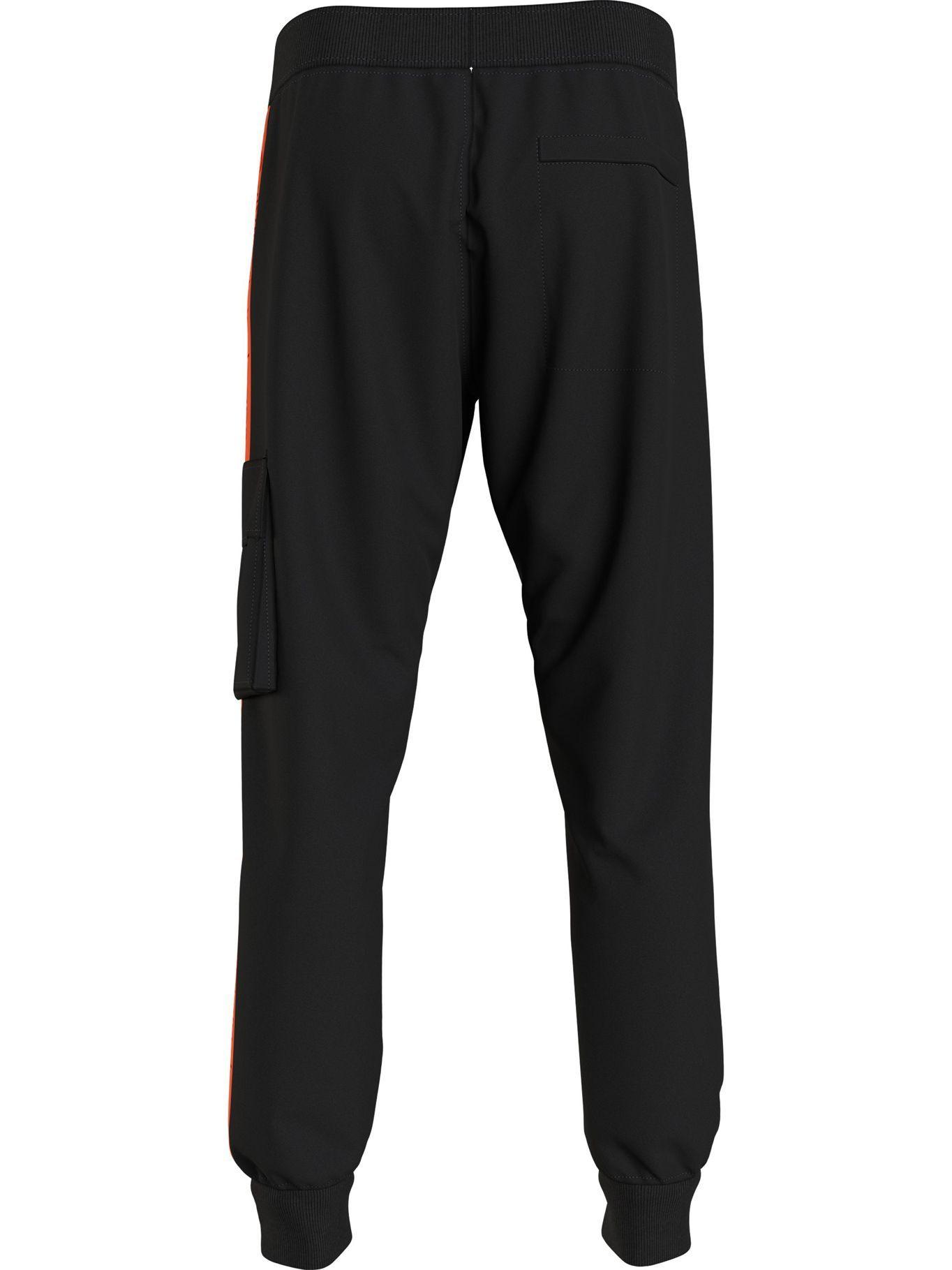 Joggers Logo Tape Cargo Negro BEH Calvin Klein-1