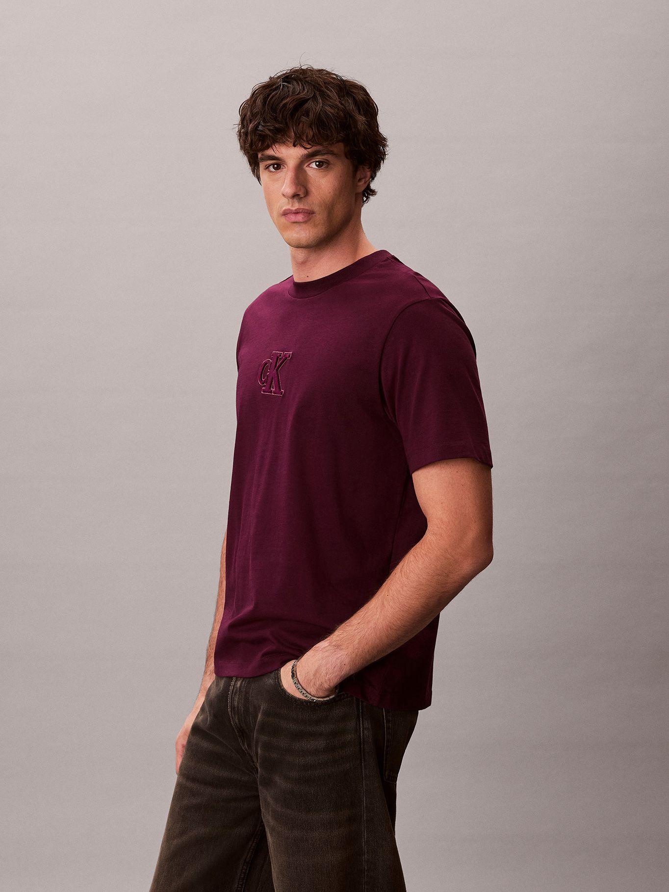 Polera con Monograma Estampado Burdeo Calvin Klein-3
