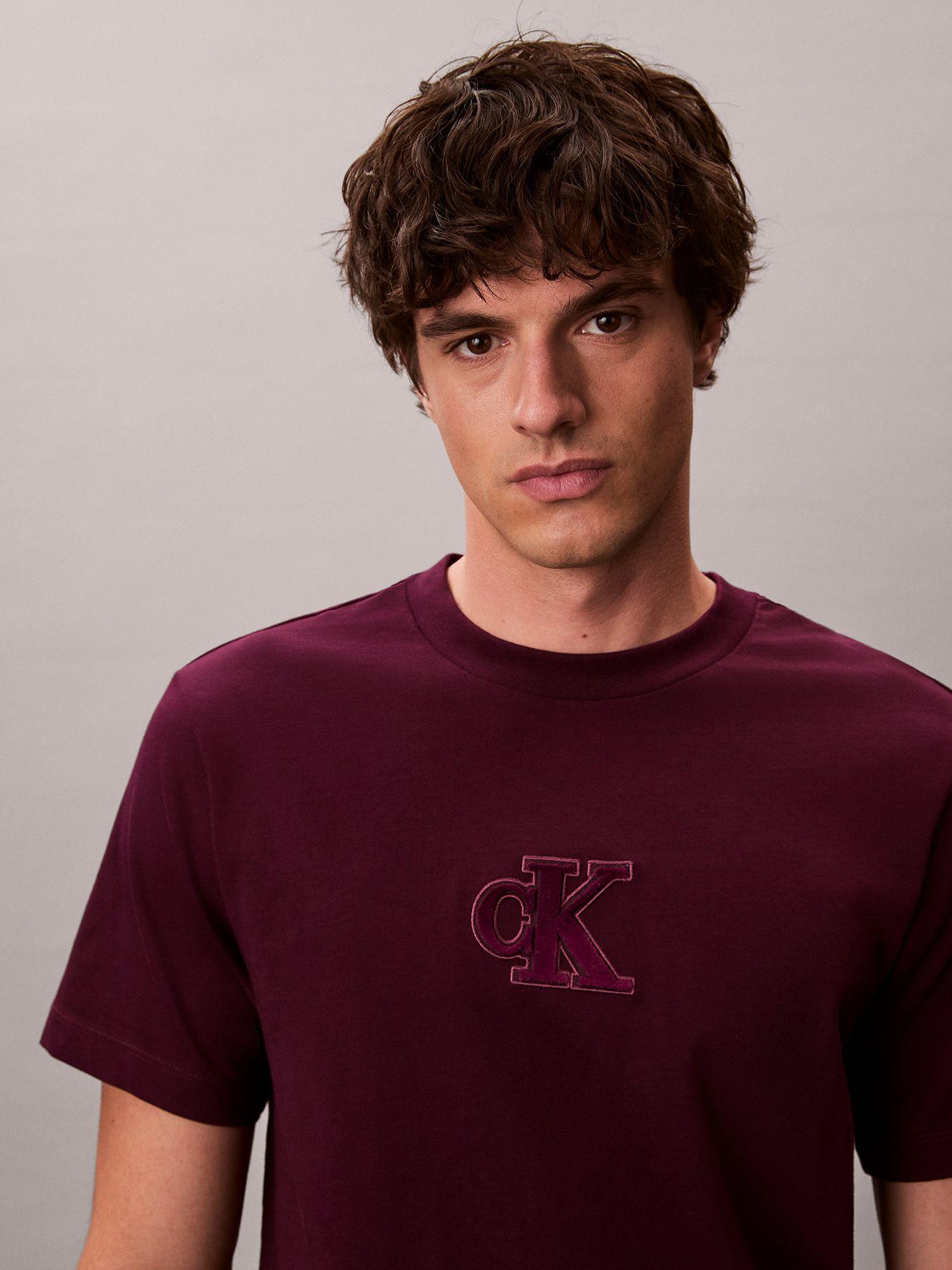 Polera con Monograma Estampado Burdeo Calvin Klein-5