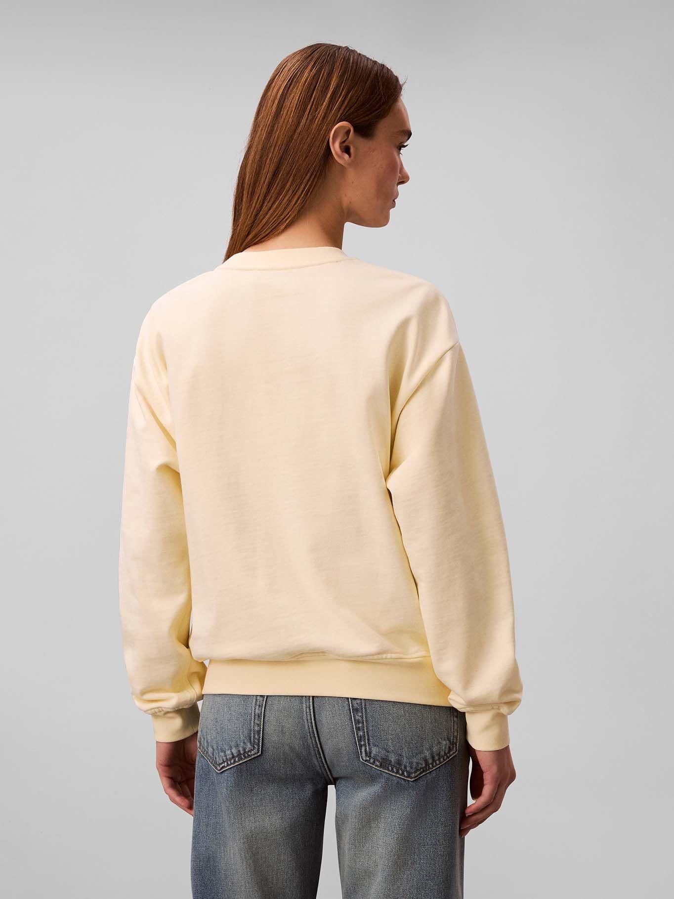 Polerón Cuello Redondo con Logo Amarillo Calvin Klein-2