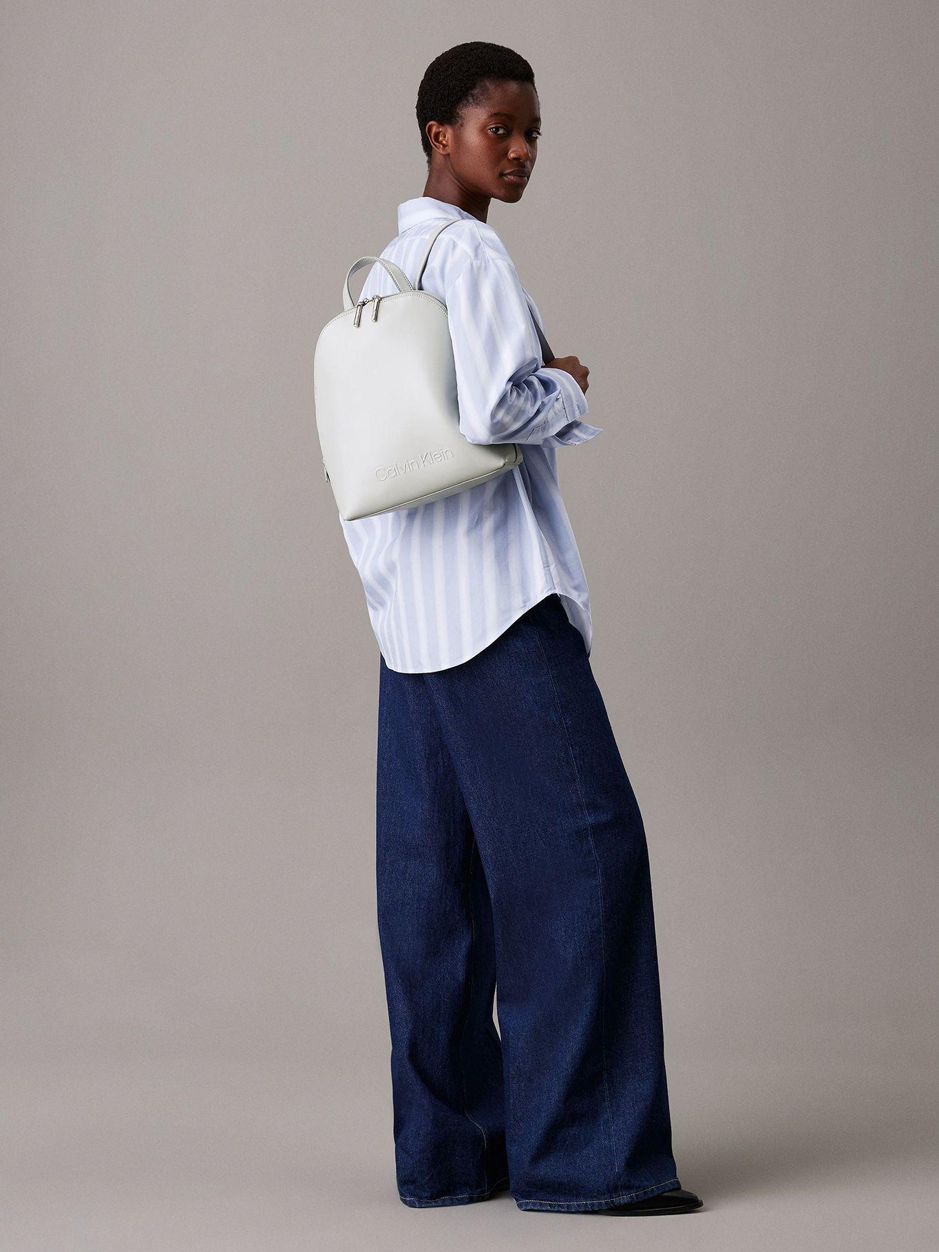 Mochila Embossed Calvin Gris Calvin Klein-4