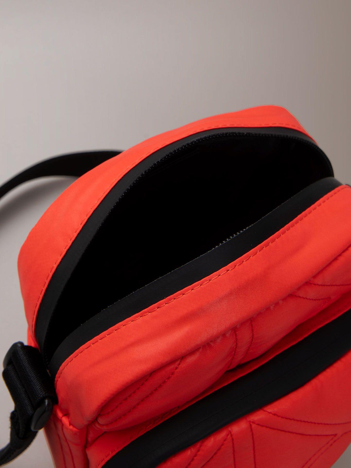 Bolso Reporter Acolchado Monograma Rojo Calvin Klein-3
