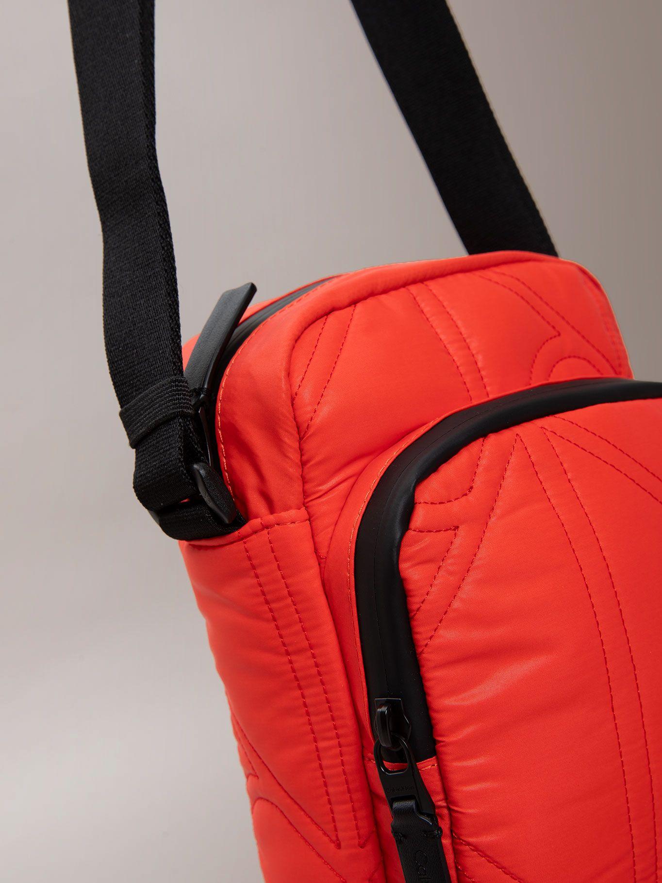 Bolso Reporter Acolchado Monograma Rojo Calvin Klein-4