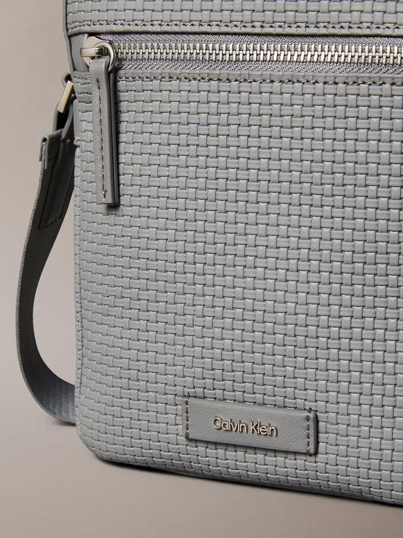 Bolso Reporter con Monograma Gris Calvin Klein-3