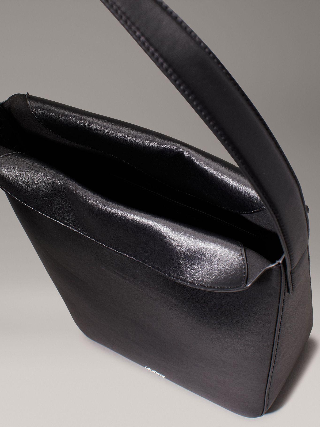 Cartera Bucket Soft Sculpt Negro Calvin Klein-2