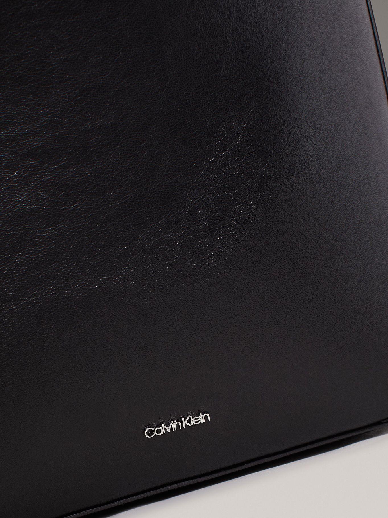 Cartera Bucket Soft Sculpt Negro Calvin Klein-3